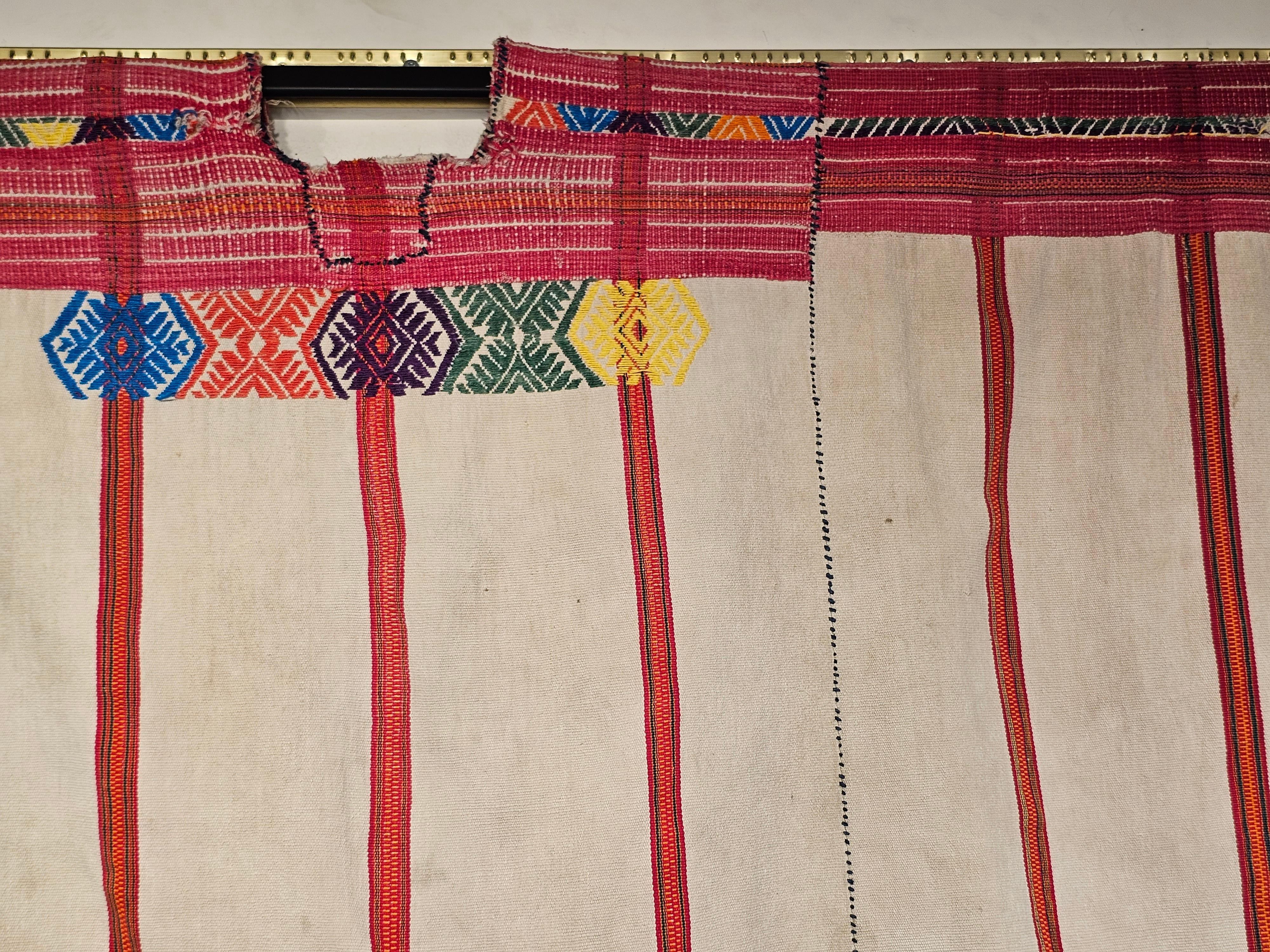 Südamerikanisches handgewebtes Vintage-Textil, hergestellt in einem Poncho in Elfenbein, Rot, Blau im Zustand „Gut“ im Angebot in Barrington, IL