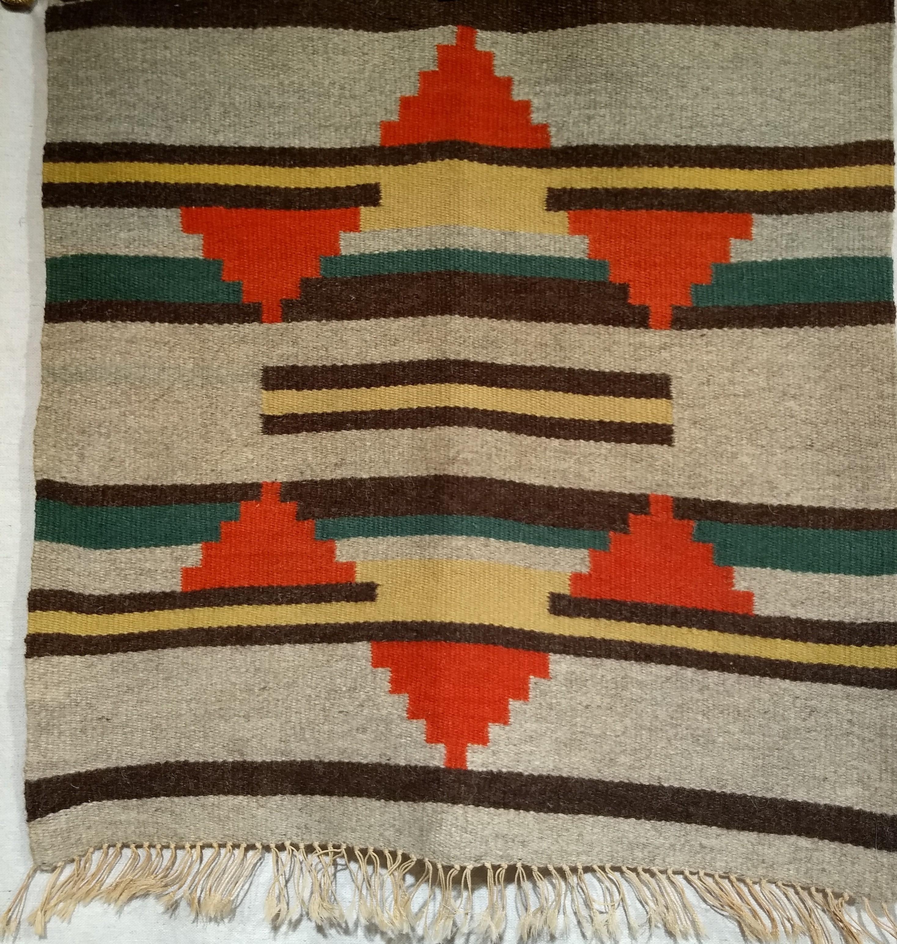 Américain Tapis Navajo amérindien vintage à motif géométrique dans des couleurs terreuses en vente