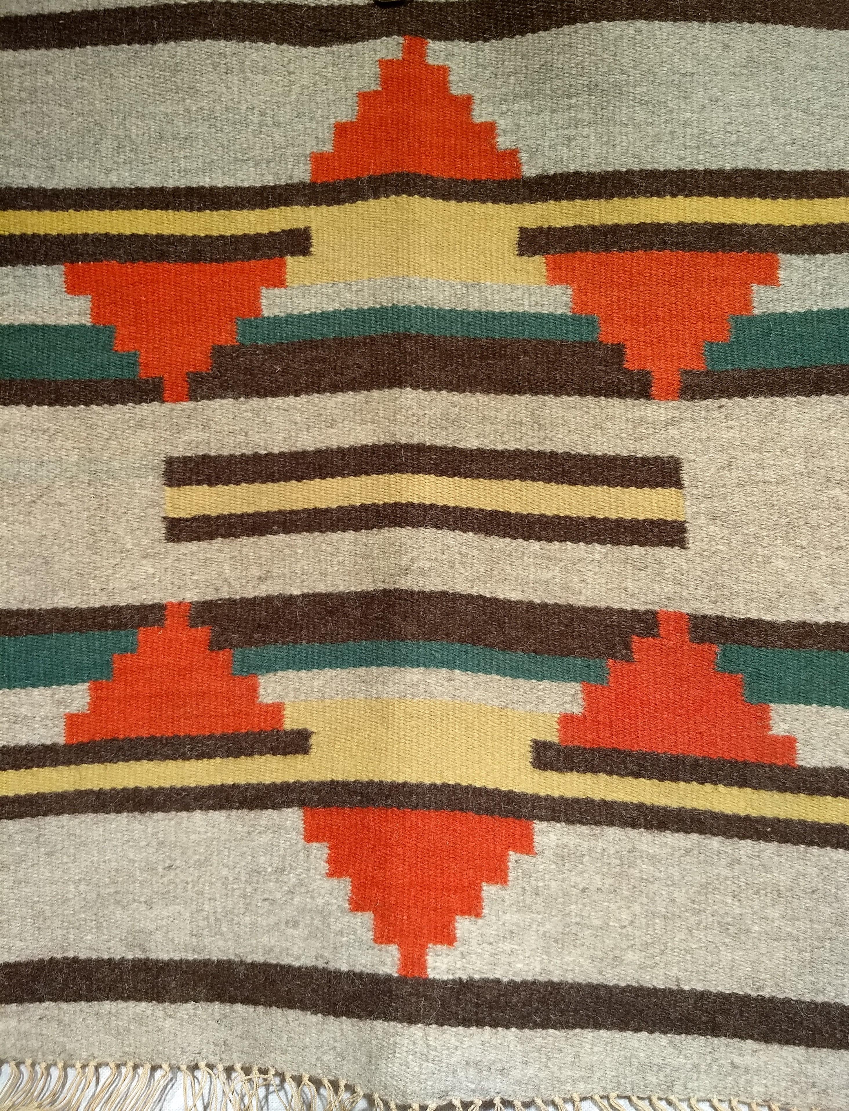 Tissé à la main Tapis Navajo amérindien vintage à motif géométrique dans des couleurs terreuses en vente