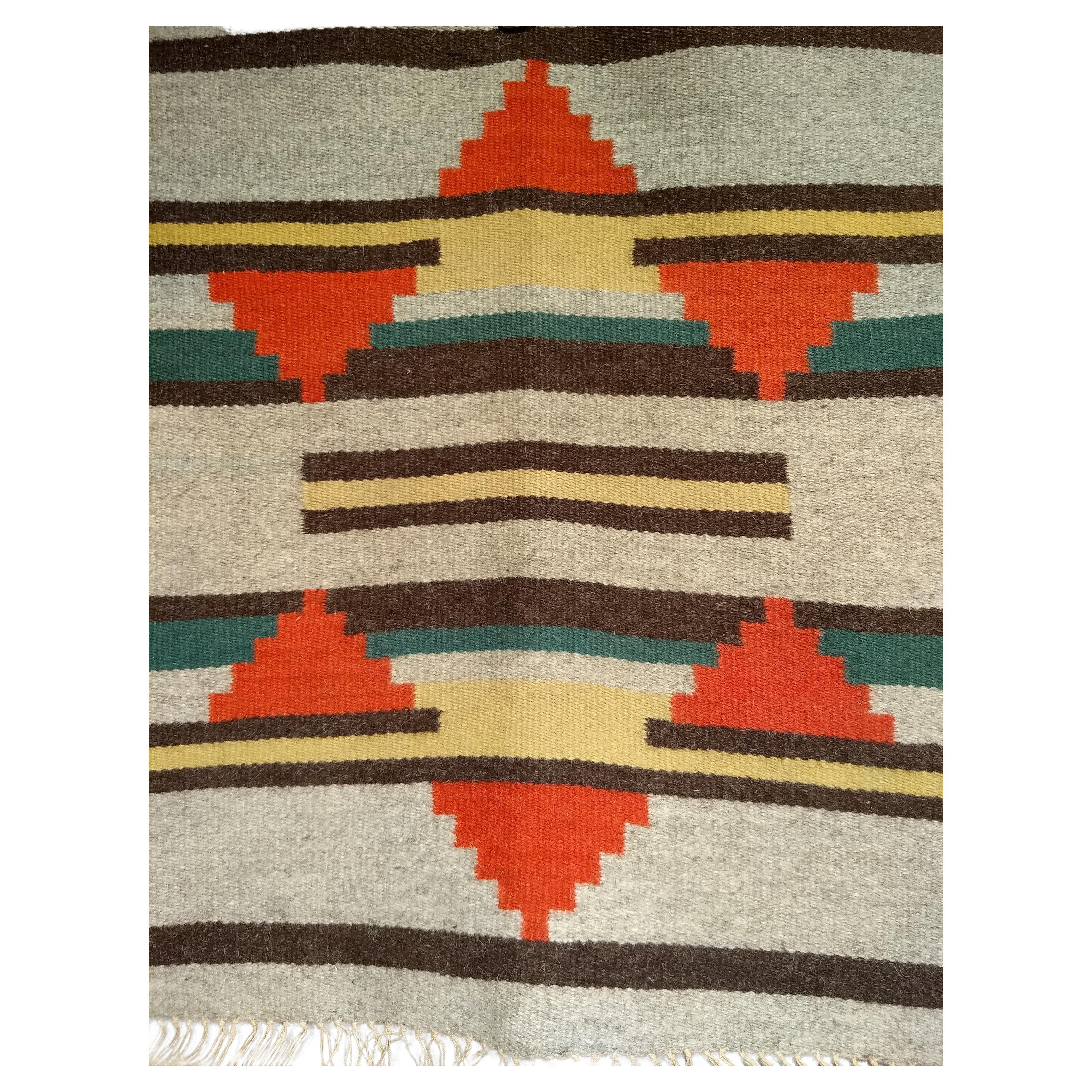 Tapis Navajo amérindien vintage à motif géométrique dans des couleurs terreuses en vente