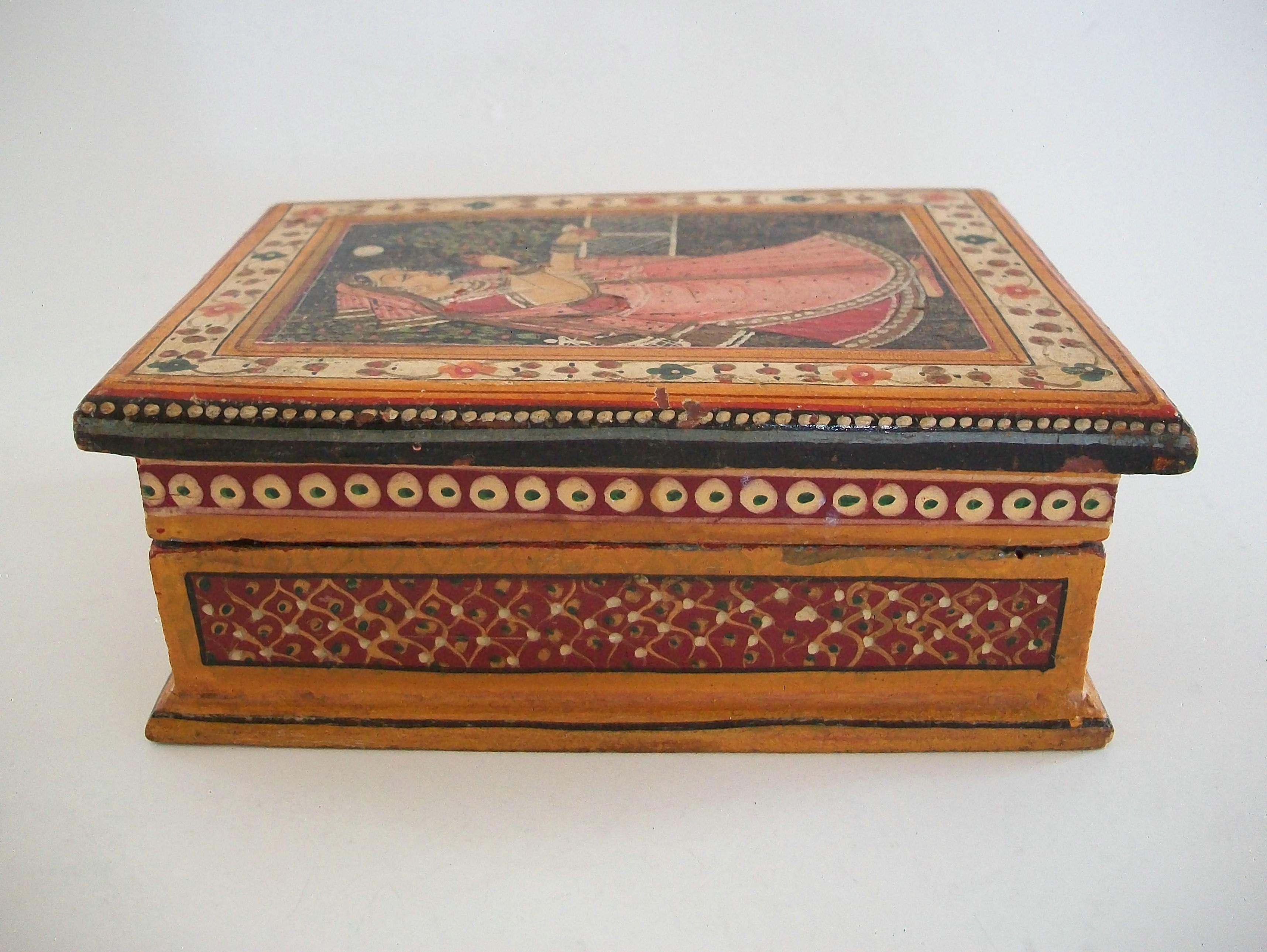 Boîte en bois peinte à la main d'art populaire d'Asie du Sud, Inde, milieu du 20e siècle en vente 2