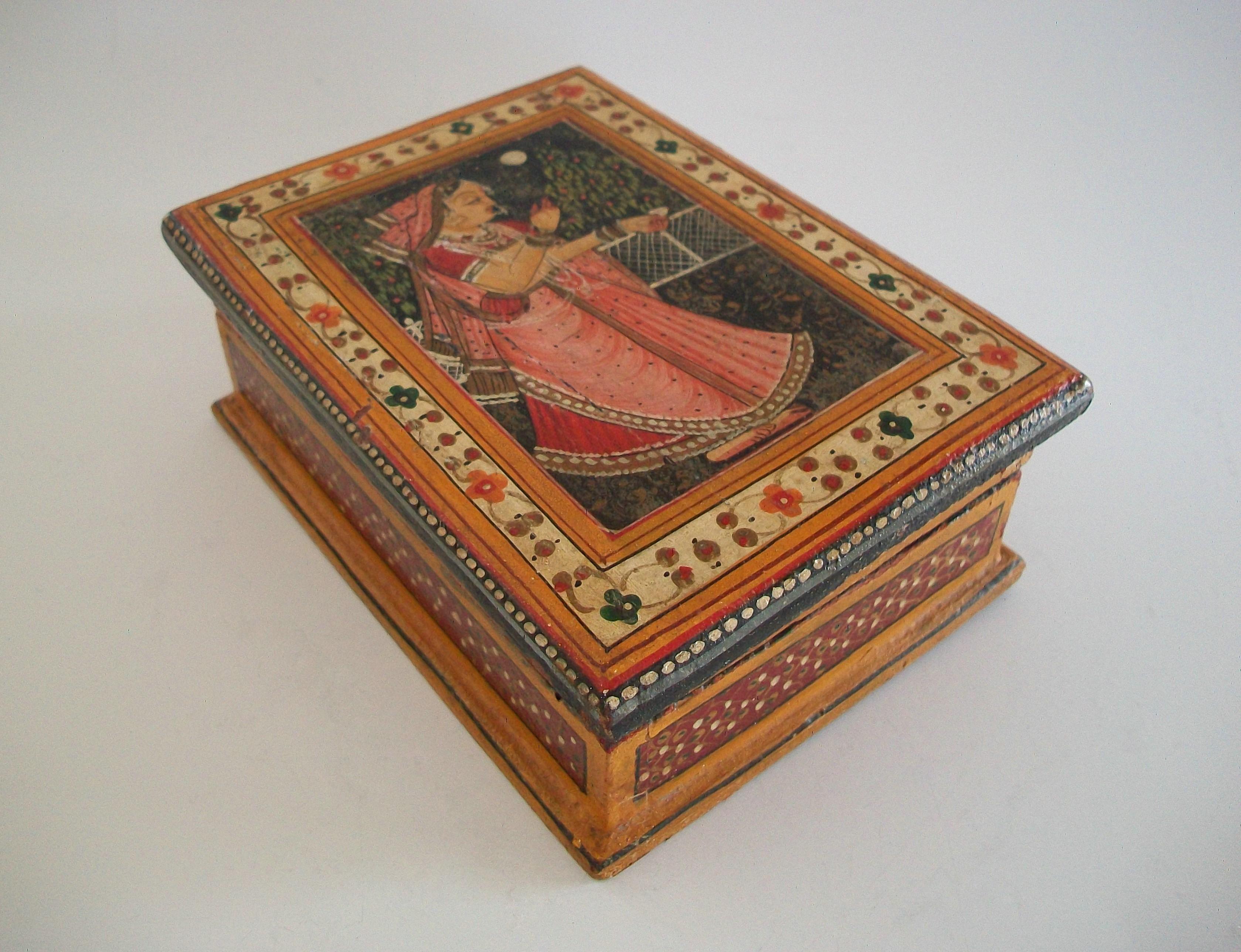 Anglo-indien Boîte en bois peinte à la main d'art populaire d'Asie du Sud, Inde, milieu du 20e siècle en vente