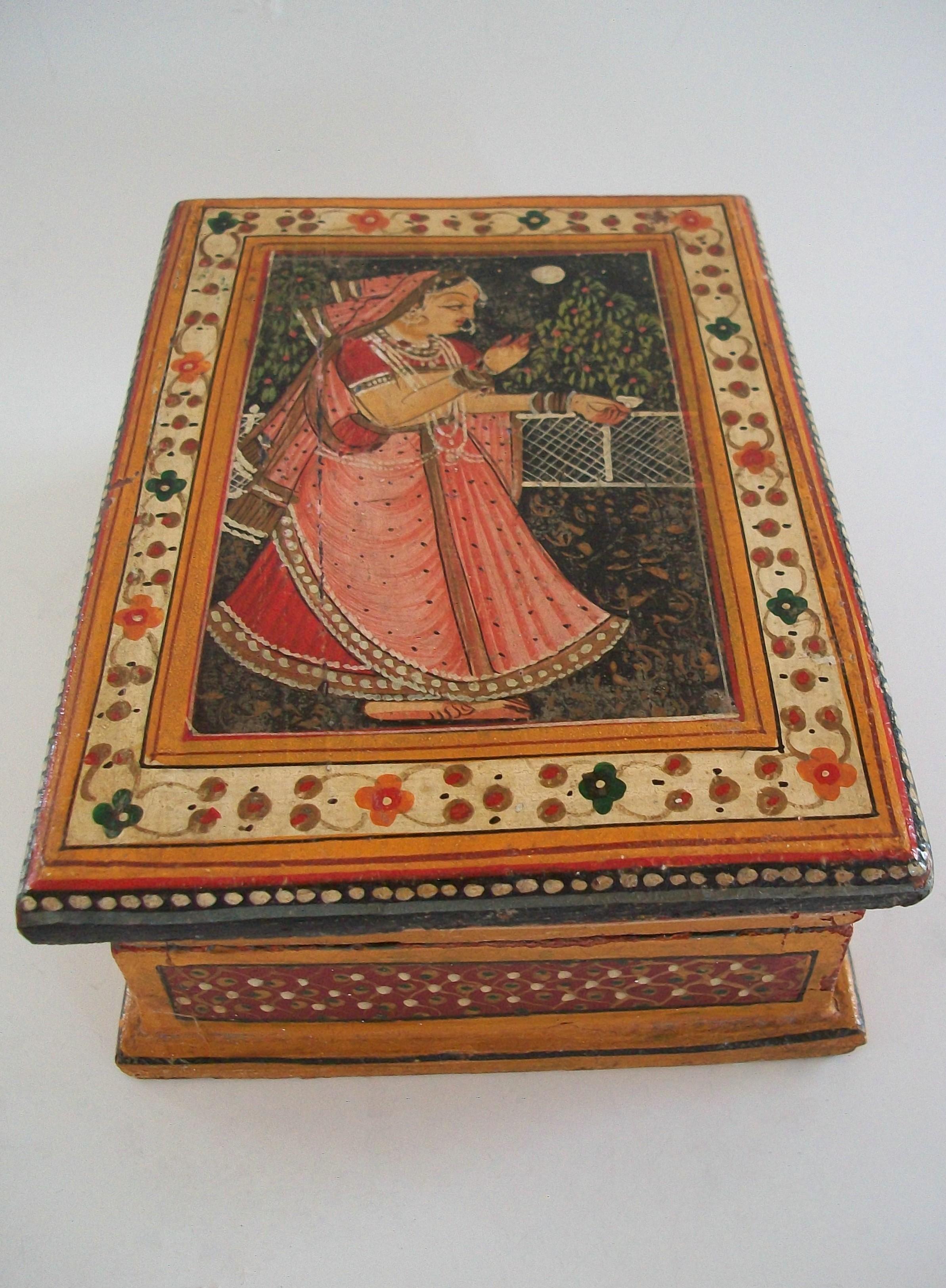 Fait main Boîte en bois peinte à la main d'art populaire d'Asie du Sud, Inde, milieu du 20e siècle en vente
