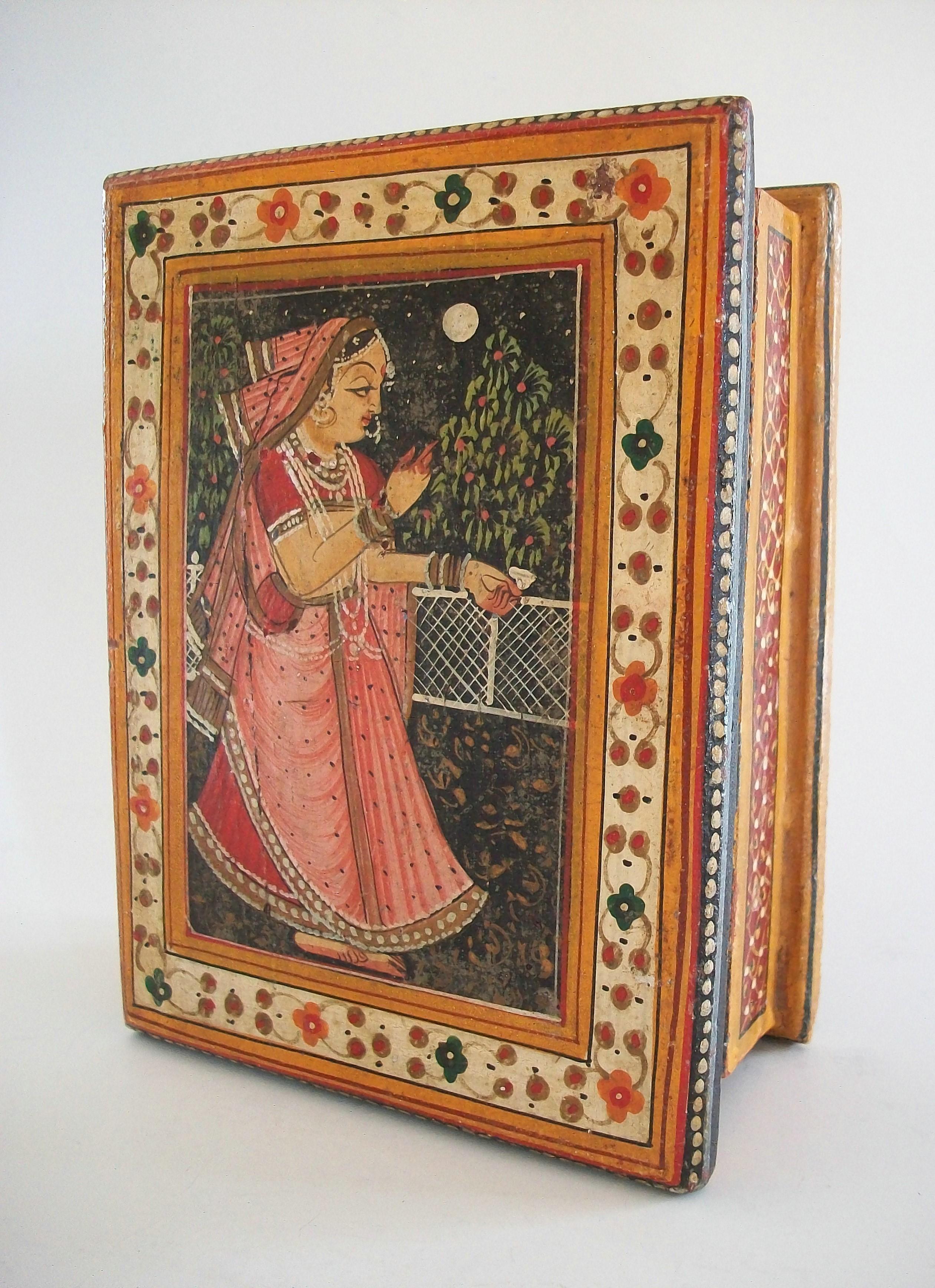 Boîte en bois peinte à la main d'art populaire d'Asie du Sud, Inde, milieu du 20e siècle Bon état - En vente à Chatham, ON