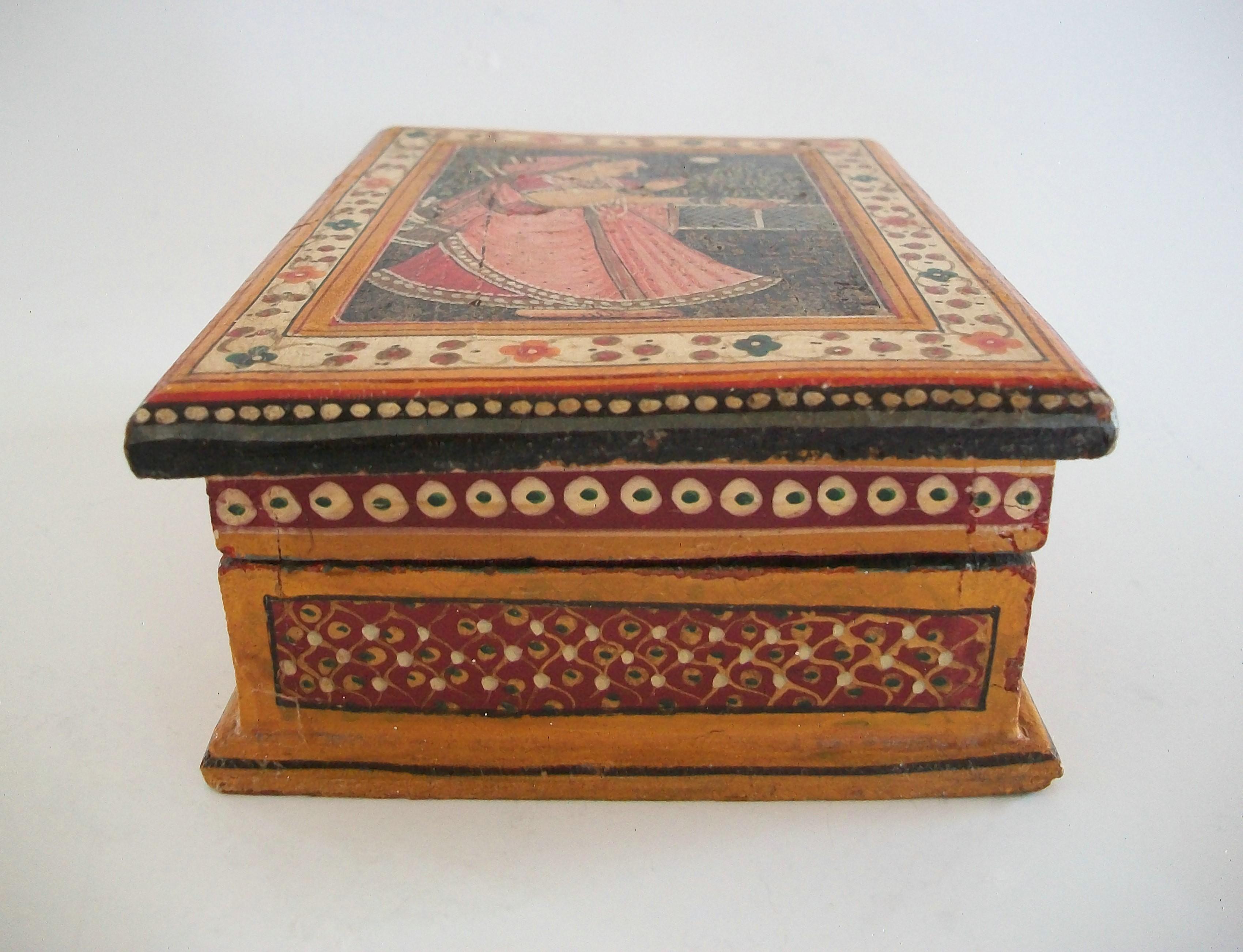 20ième siècle Boîte en bois peinte à la main d'art populaire d'Asie du Sud, Inde, milieu du 20e siècle en vente