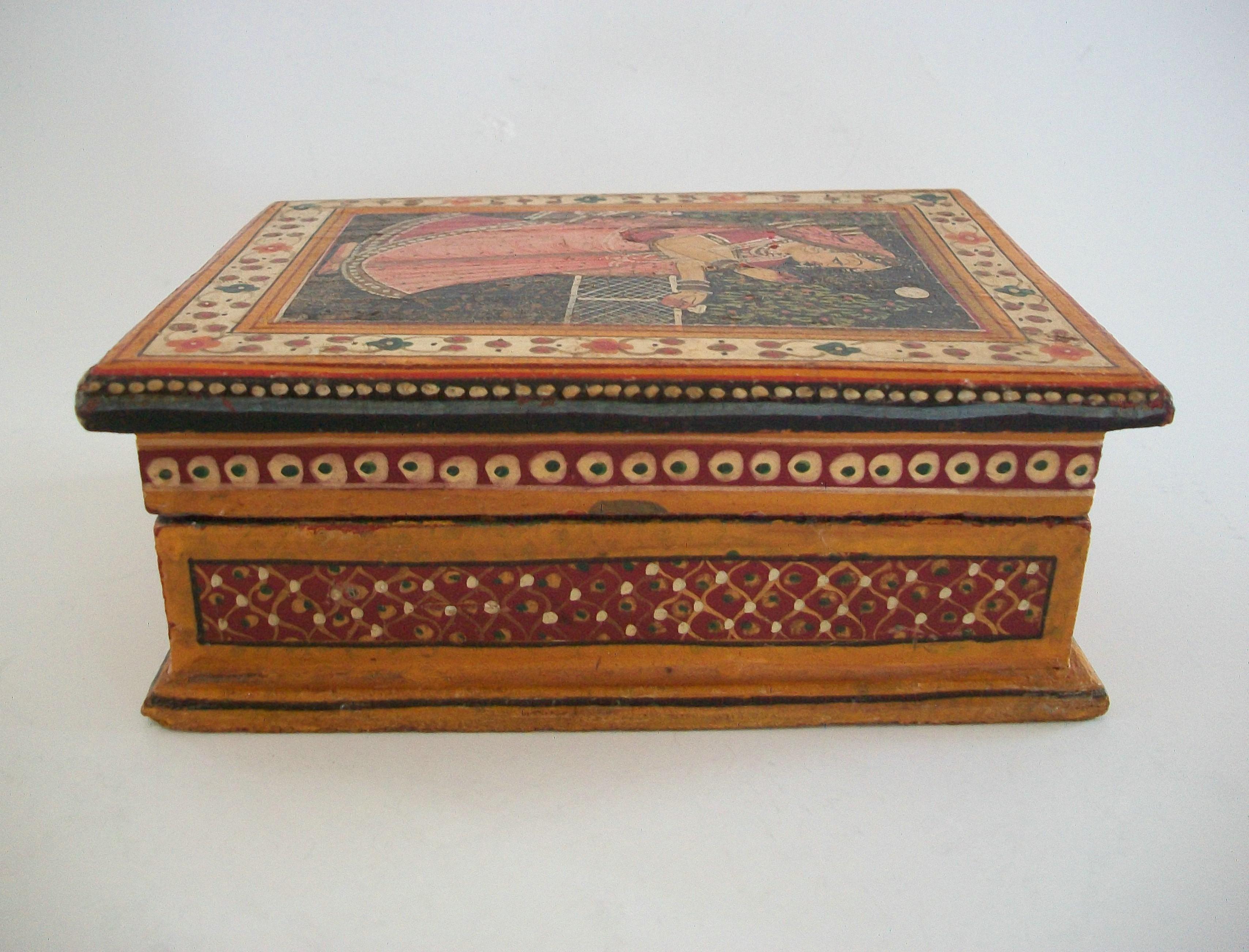 Boîte en bois peinte à la main d'art populaire d'Asie du Sud, Inde, milieu du 20e siècle en vente 1