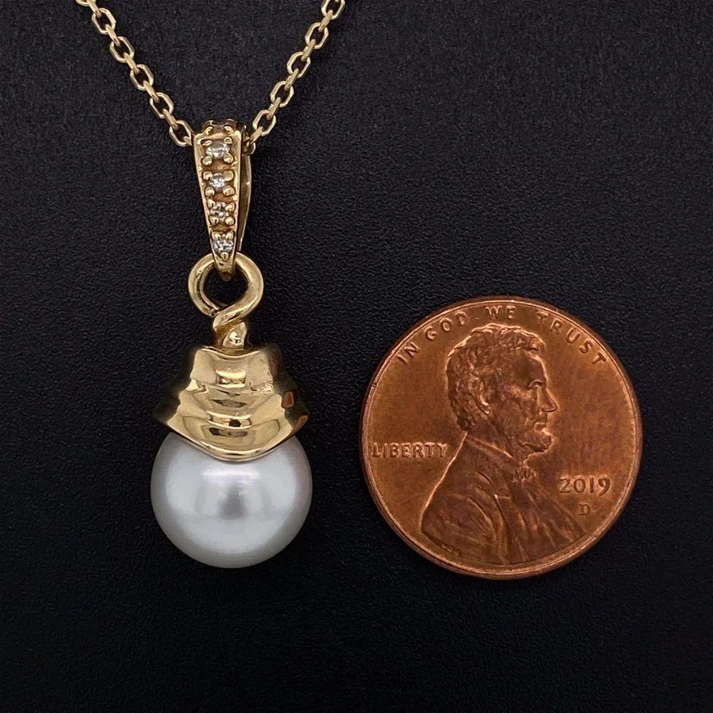 Round Cut Vintage South Sea Pearl and Diamond Gold Drop Necklace For Sale