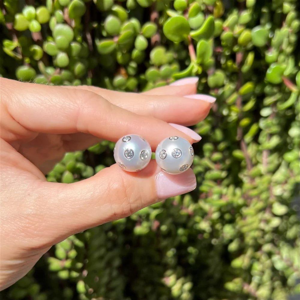 Moderne Boucles d'oreilles vintage en platine avec perles des mers du Sud et incrustations de diamants en vente