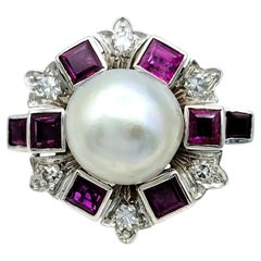 Anillo de cóctel vintage de perlas del mar del Sur con halo de rubíes y diamantes en oro de 18 quilates