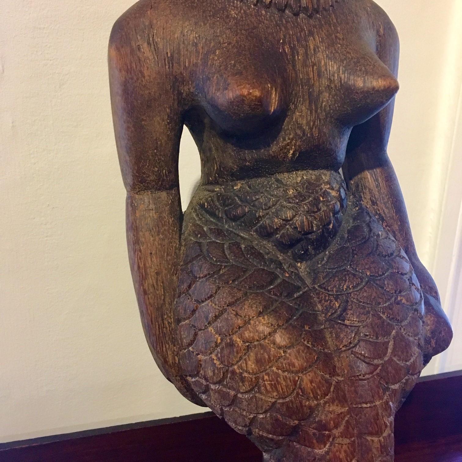 Südsee geschnitzte Teakholz-Mädchen- Meerjungfrau (Pazifische Inseln) im Angebot