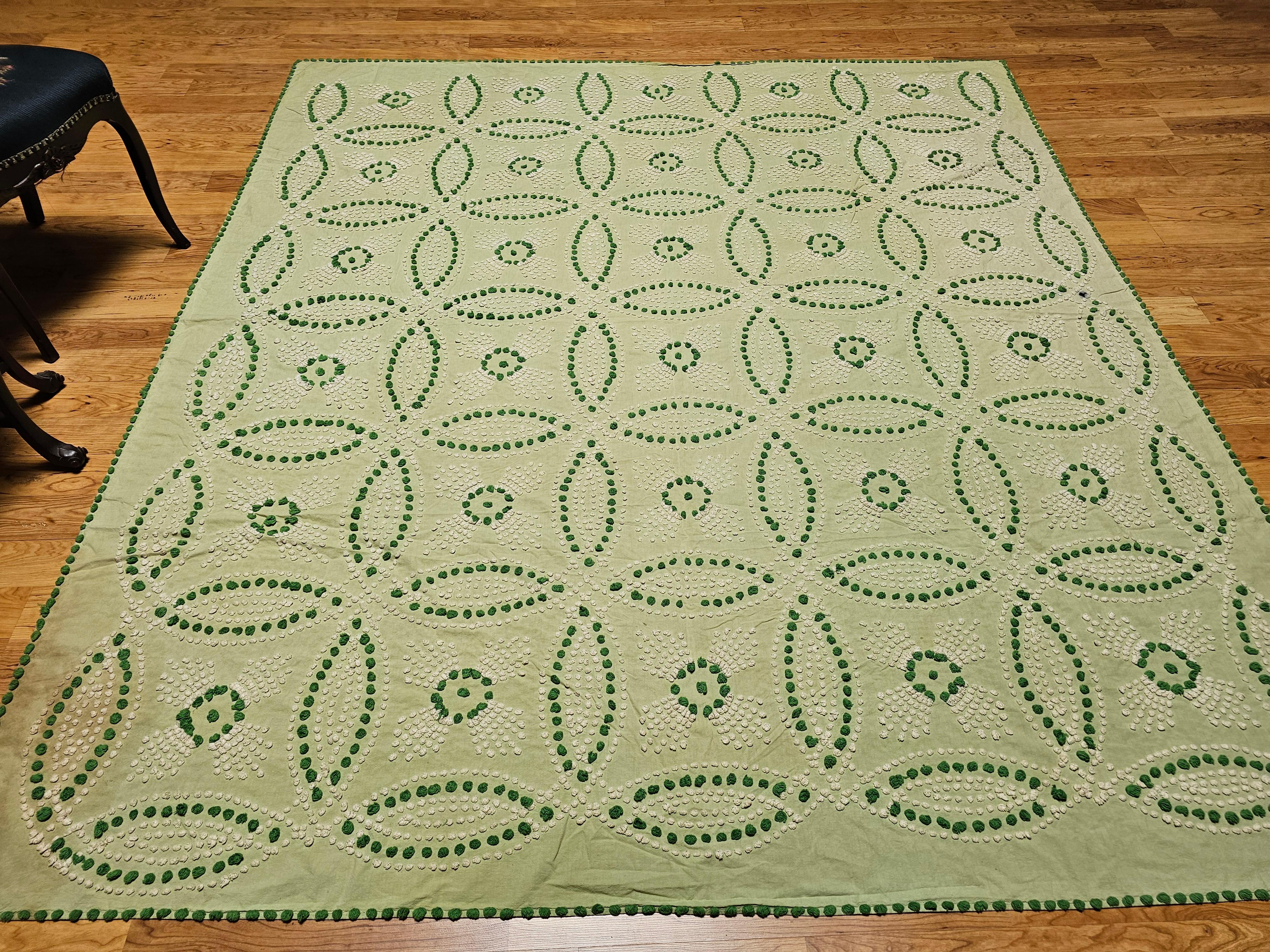 Vintage Southern Quilt in Wedding Ring Pattern in Pale Green, Ivory, Green For Sale 5