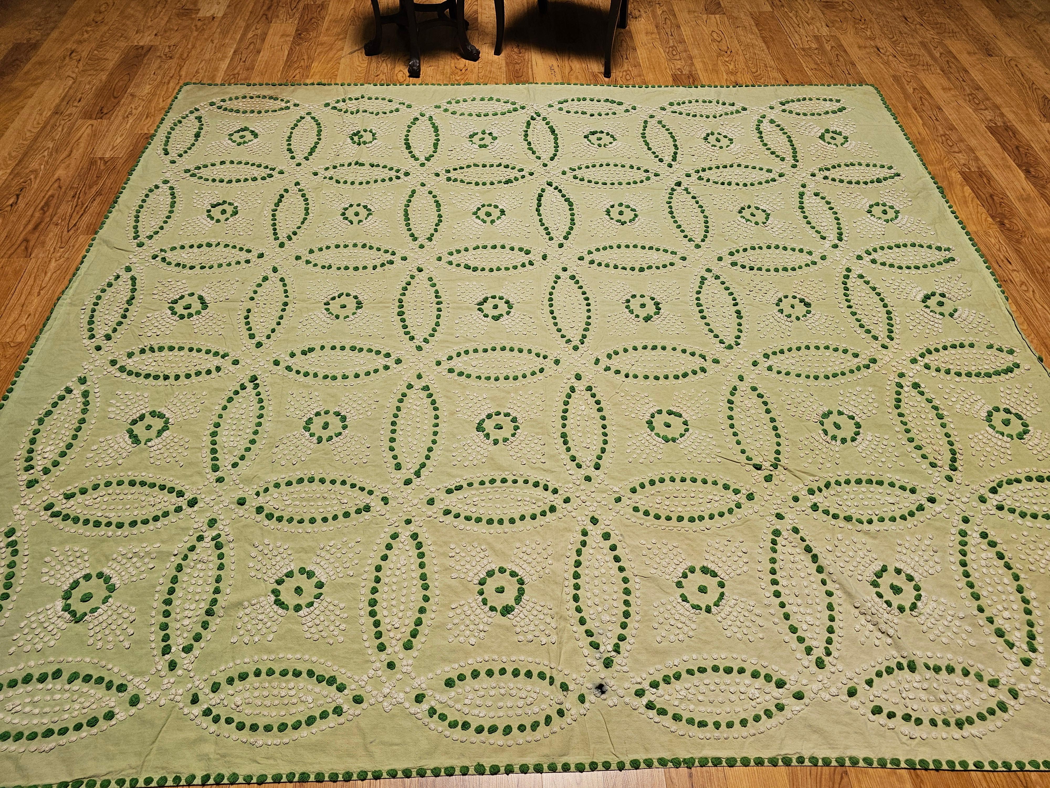 Vintage Southern Quilt in Wedding Ring Pattern in Pale Green, Ivory, Green For Sale 8
