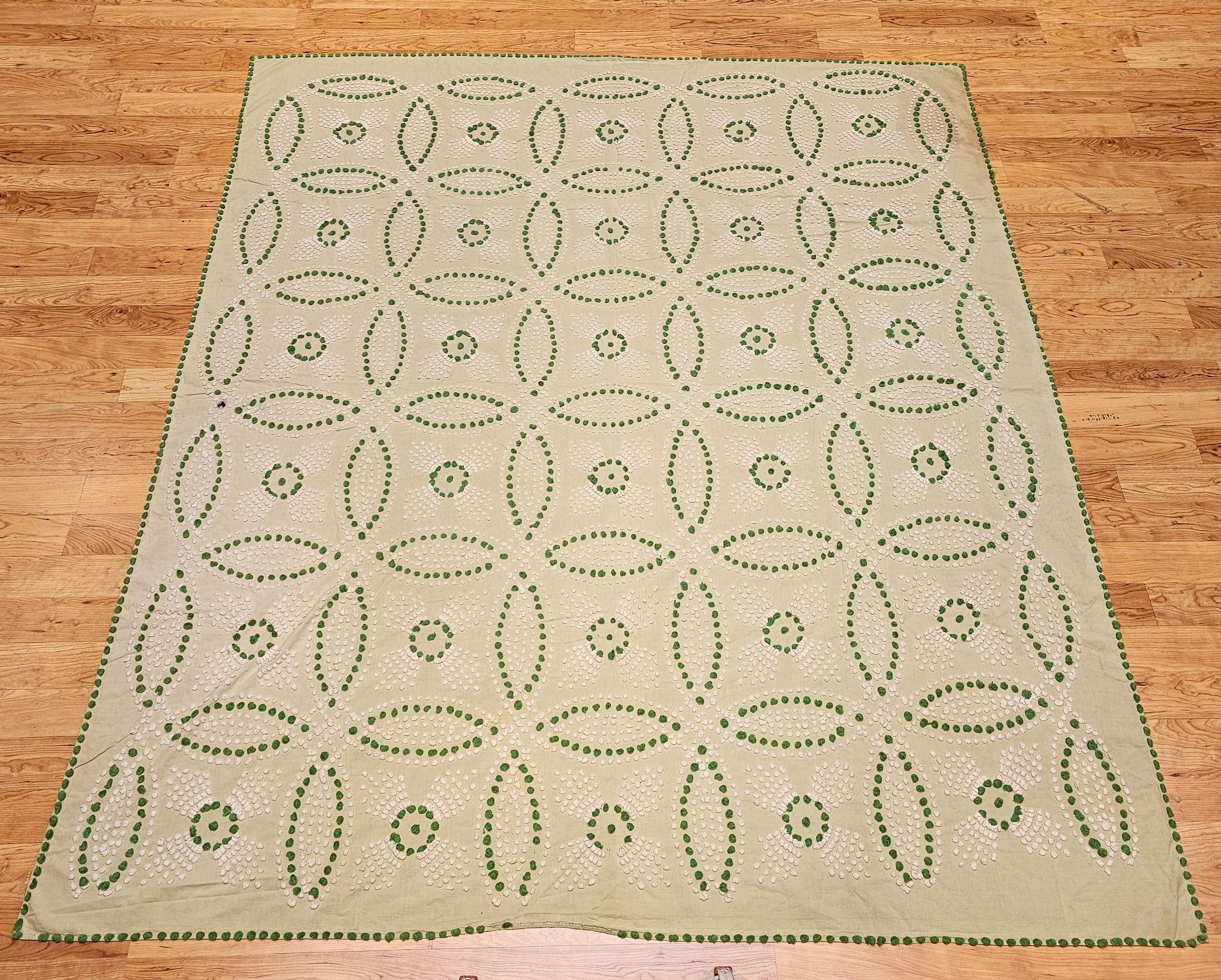 Vintage Southern Quilt in Wedding Ring Pattern in Pale Green, Ivory, Green For Sale 9