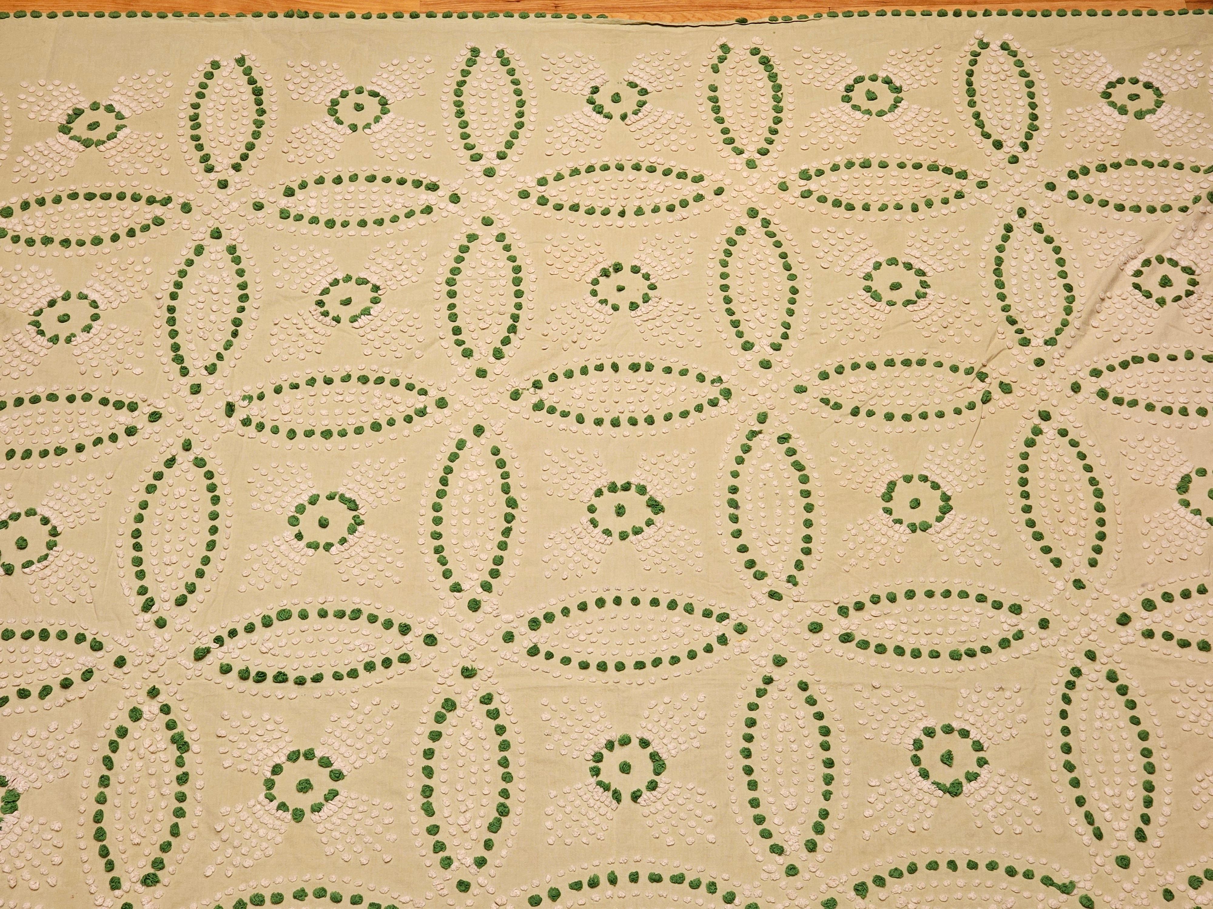 American Vintage Southern Quilt in Wedding Ring Pattern in Pale Green, Ivory, Green For Sale