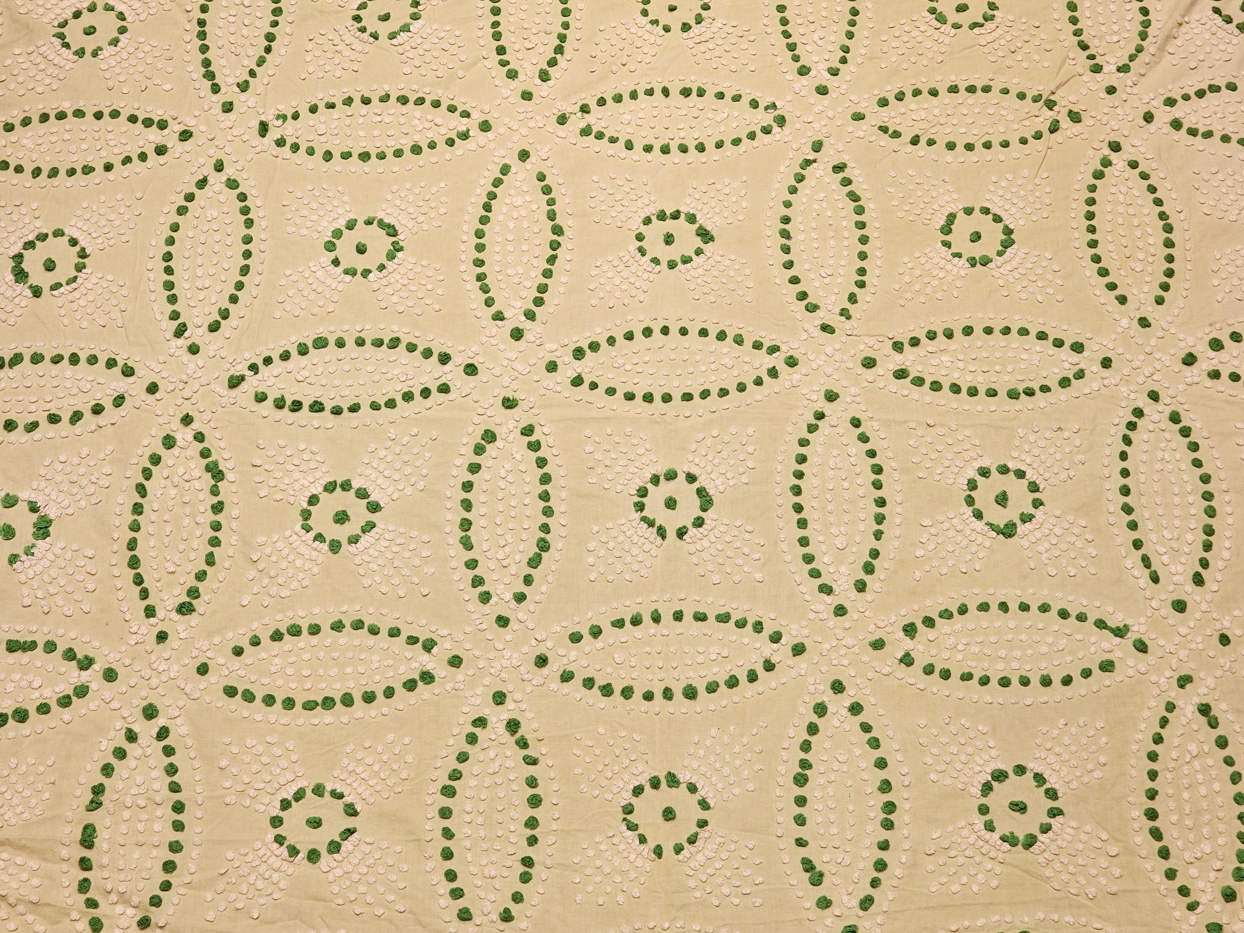Hand-Crafted Vintage Southern Quilt in Wedding Ring Pattern in Pale Green, Ivory, Green For Sale