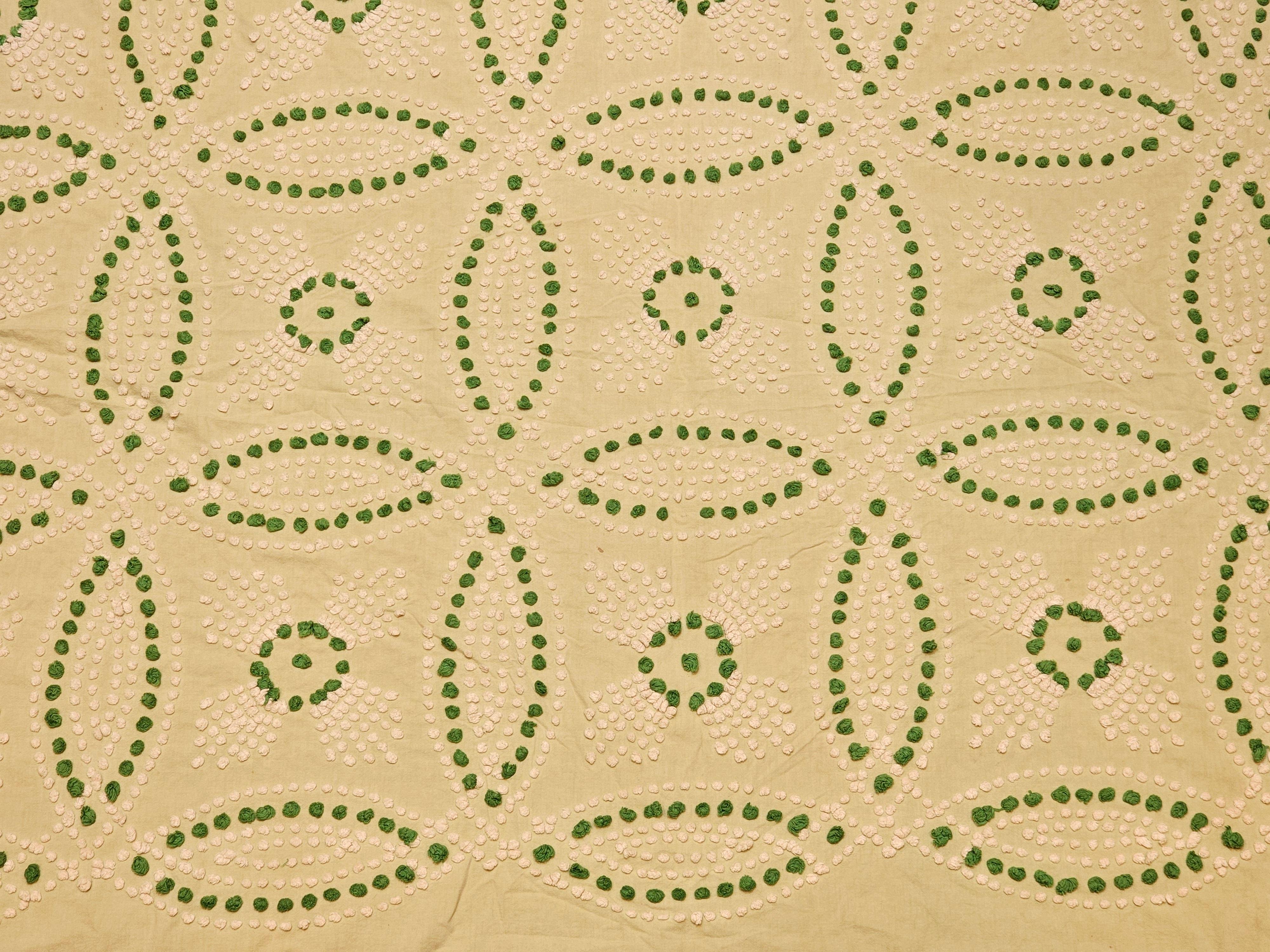 Vintage Southern Quilt in Wedding Ring Pattern in Pale Green, Ivory, Green In Good Condition For Sale In Barrington, IL