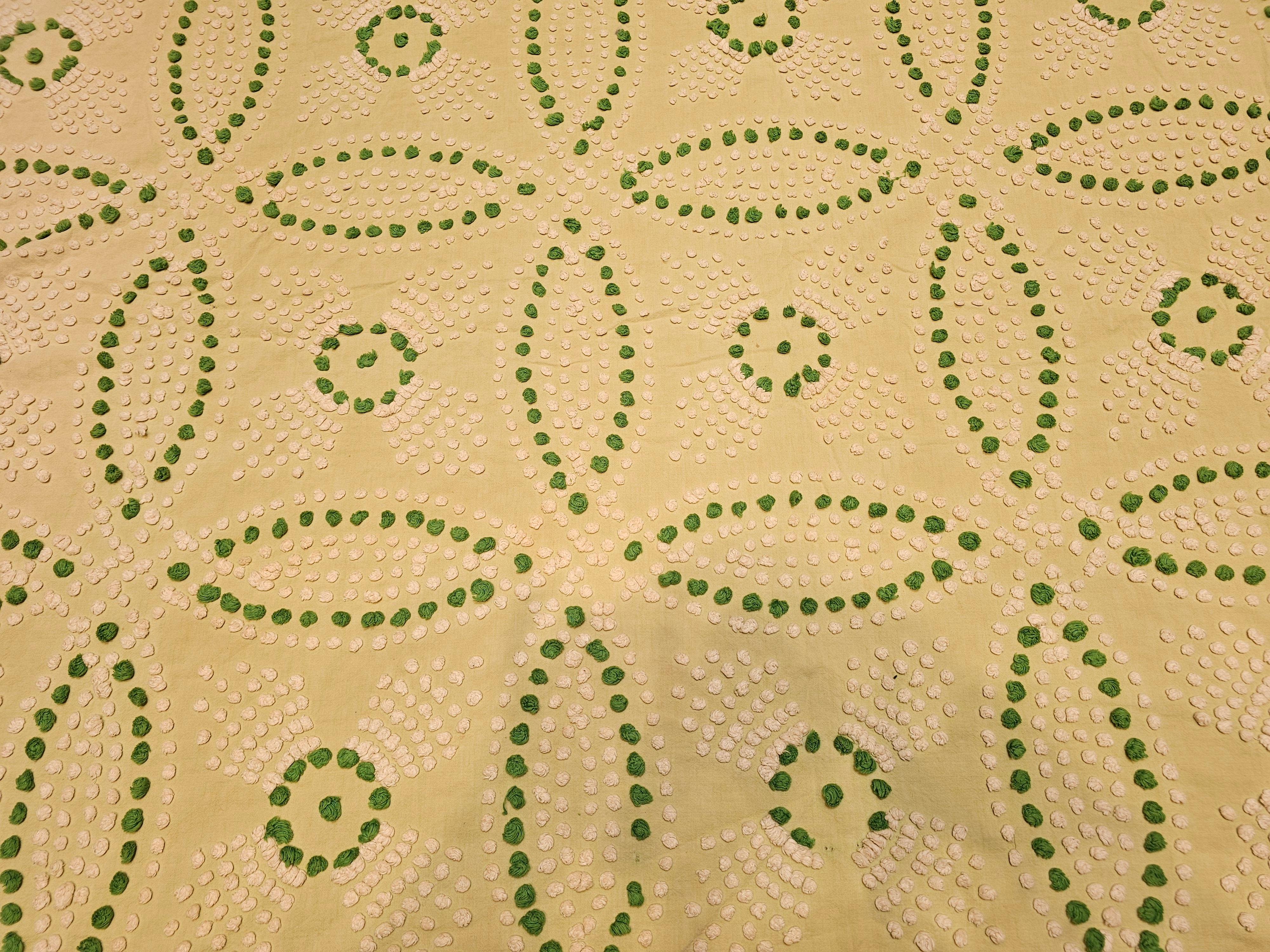 20th Century Vintage Southern Quilt in Wedding Ring Pattern in Pale Green, Ivory, Green For Sale