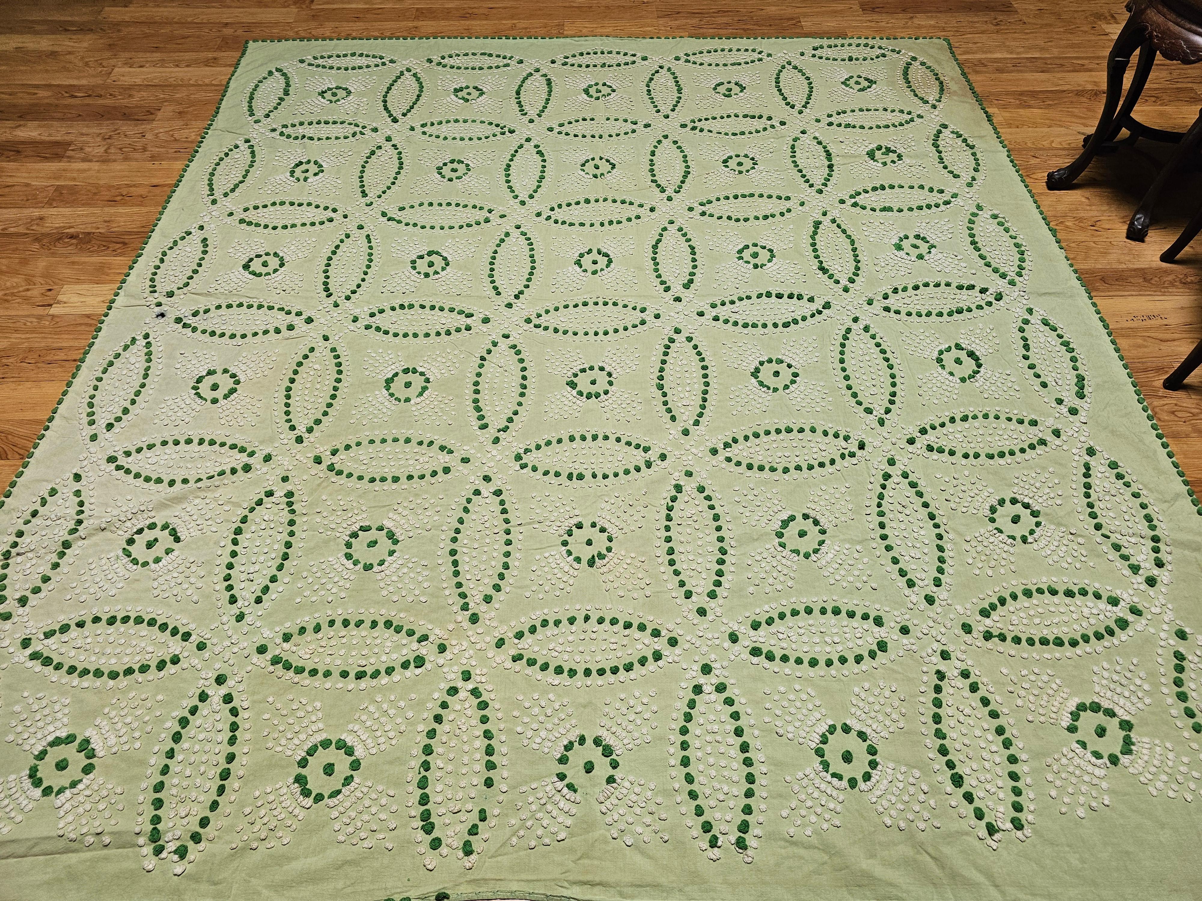 Vintage Southern Quilt in Wedding Ring Pattern in Pale Green, Ivory, Green For Sale 2