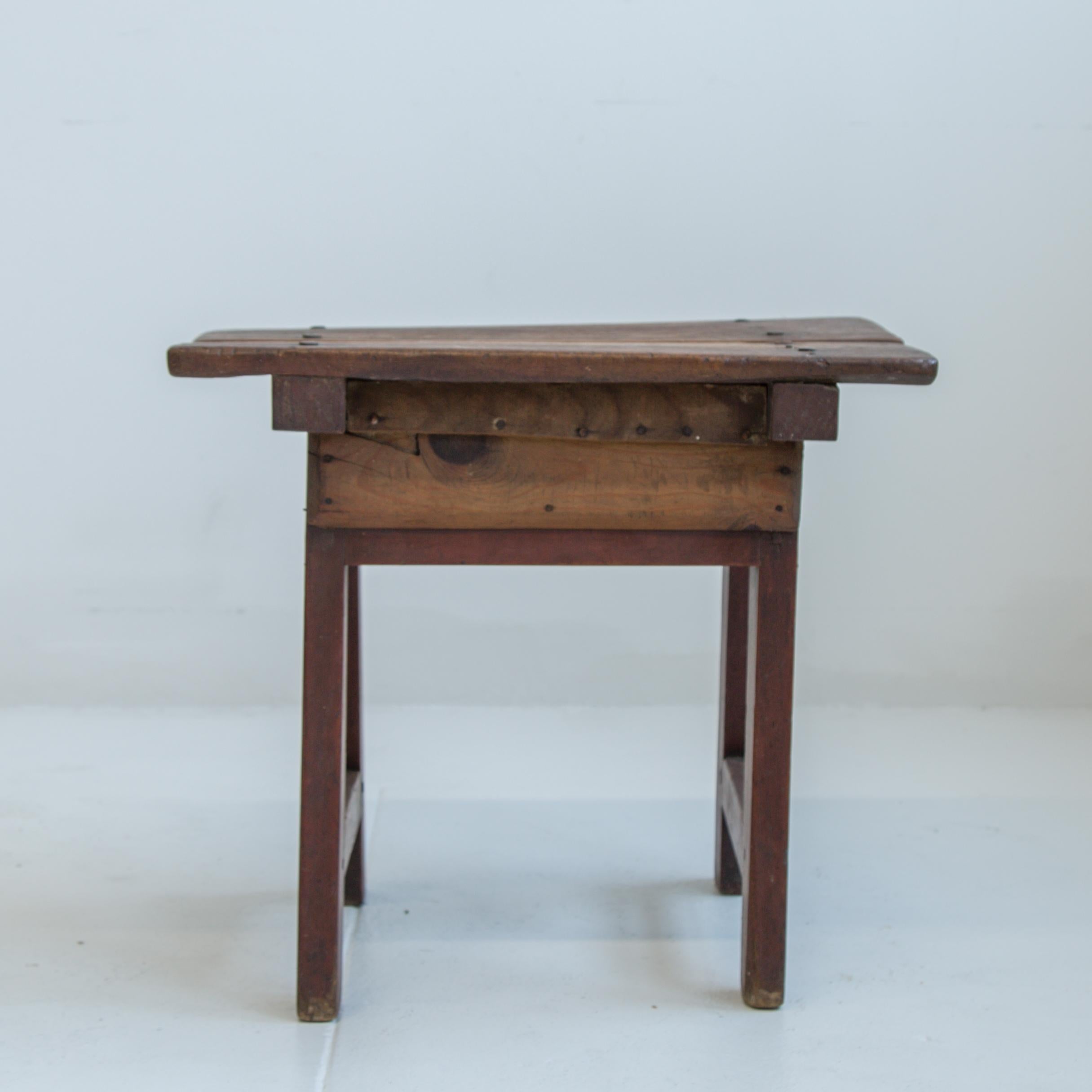Southern yellow pine side or work table from South Carolina, United States. Early to mid 1800s. Single drawer with carved pull. Great as a side or accent table to bring in natural wood elements. Table measures 16.13