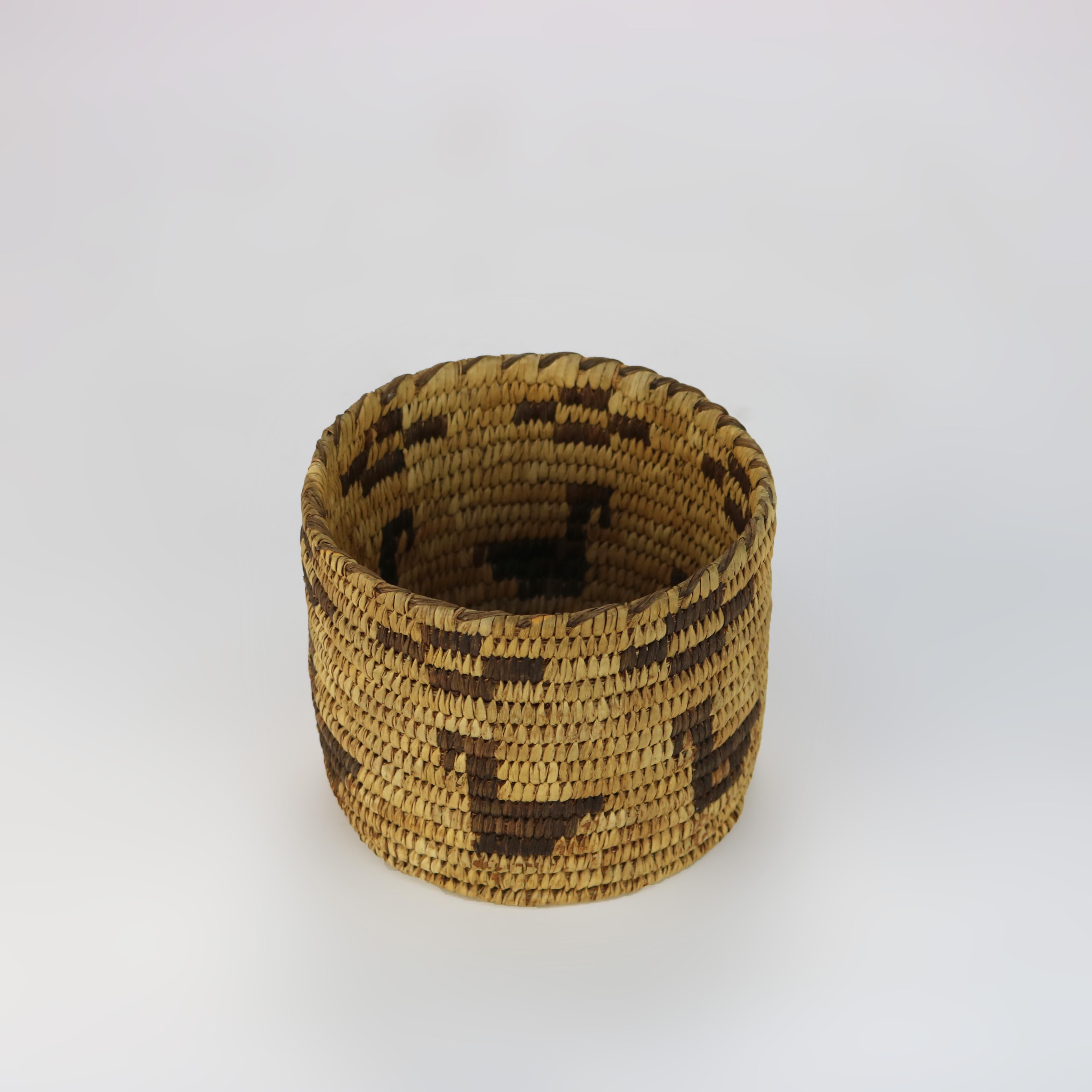 Panier en roseau tressé figuratif du sud-ouest de l'Amérique du Sud 20ème siècle

Dimensions : 4.75 