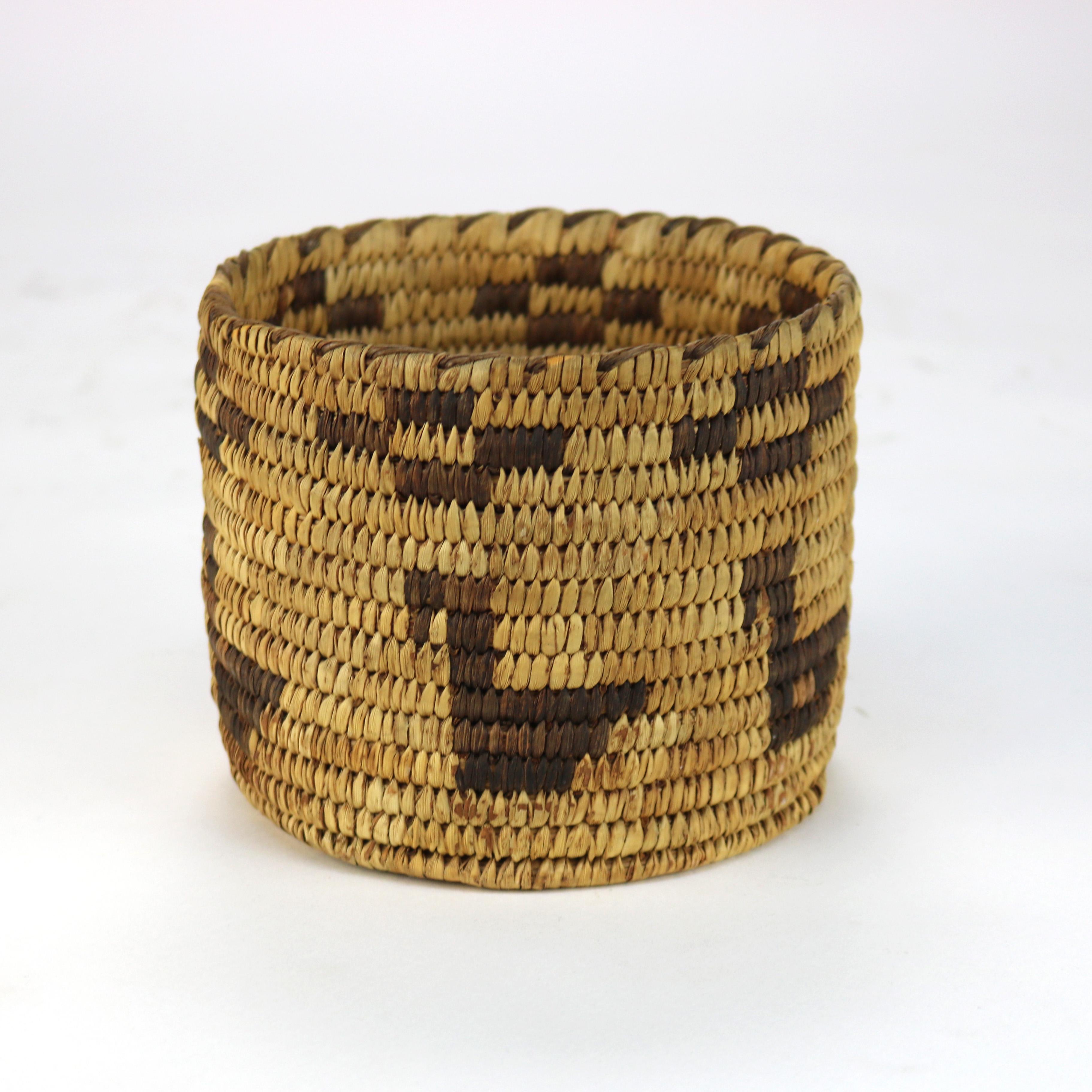 Tissage Panier en roseau tressé figuratif du sud-ouest de l'Amérique du Sud 20ème siècle en vente