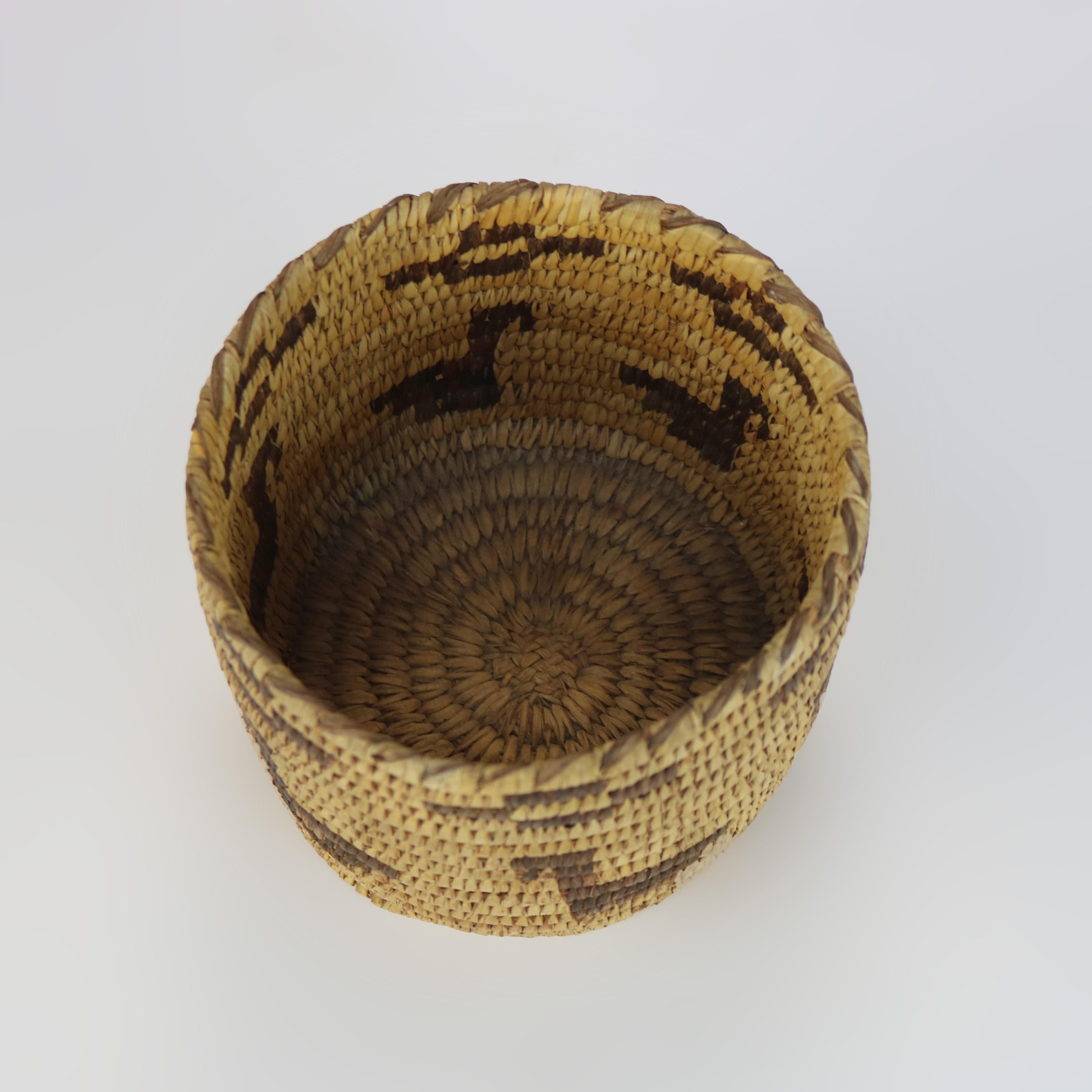 Panier en roseau tressé figuratif du sud-ouest de l'Amérique du Sud 20ème siècle Bon état - En vente à Big Flats, NY