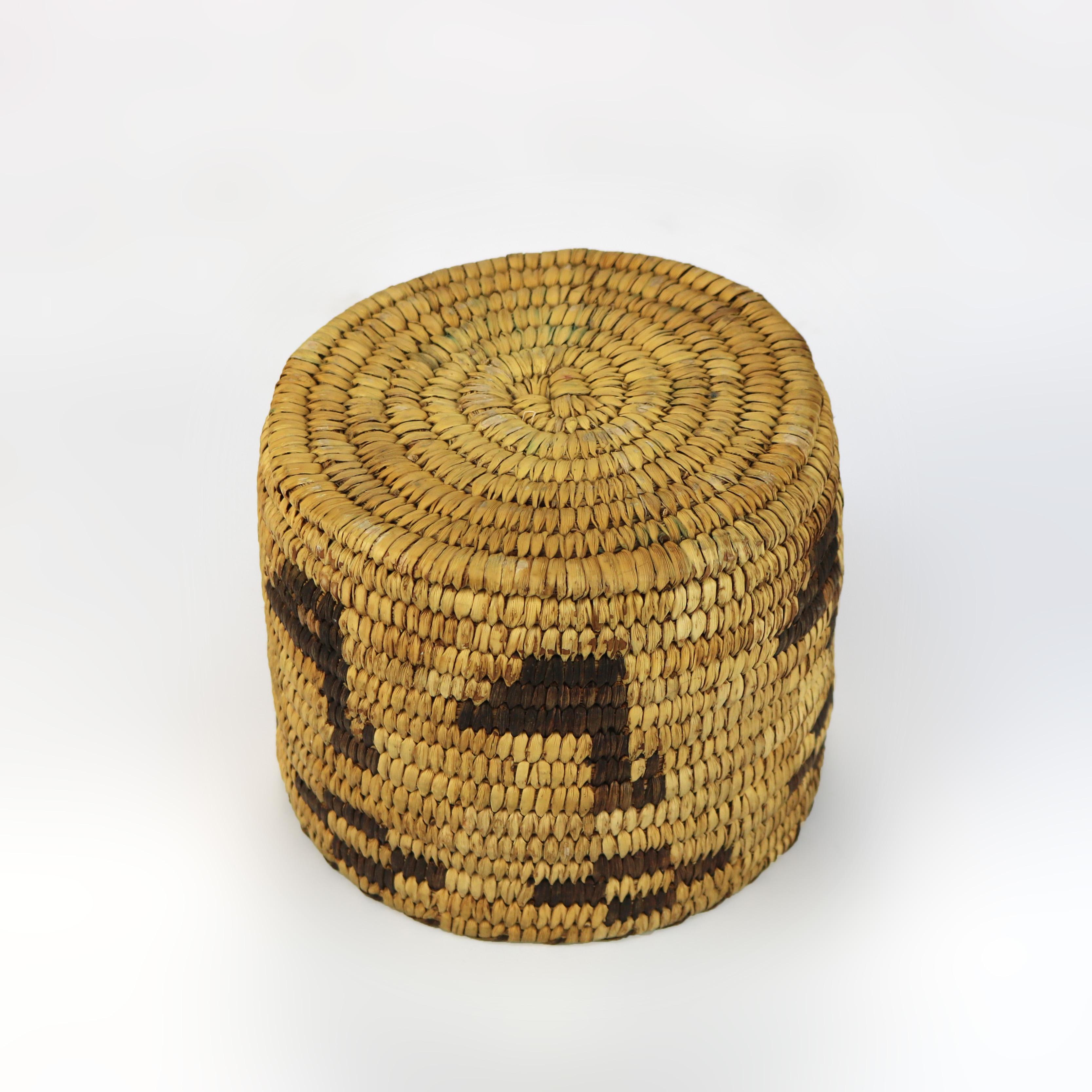 20ième siècle Panier en roseau tressé figuratif du sud-ouest de l'Amérique du Sud 20ème siècle en vente