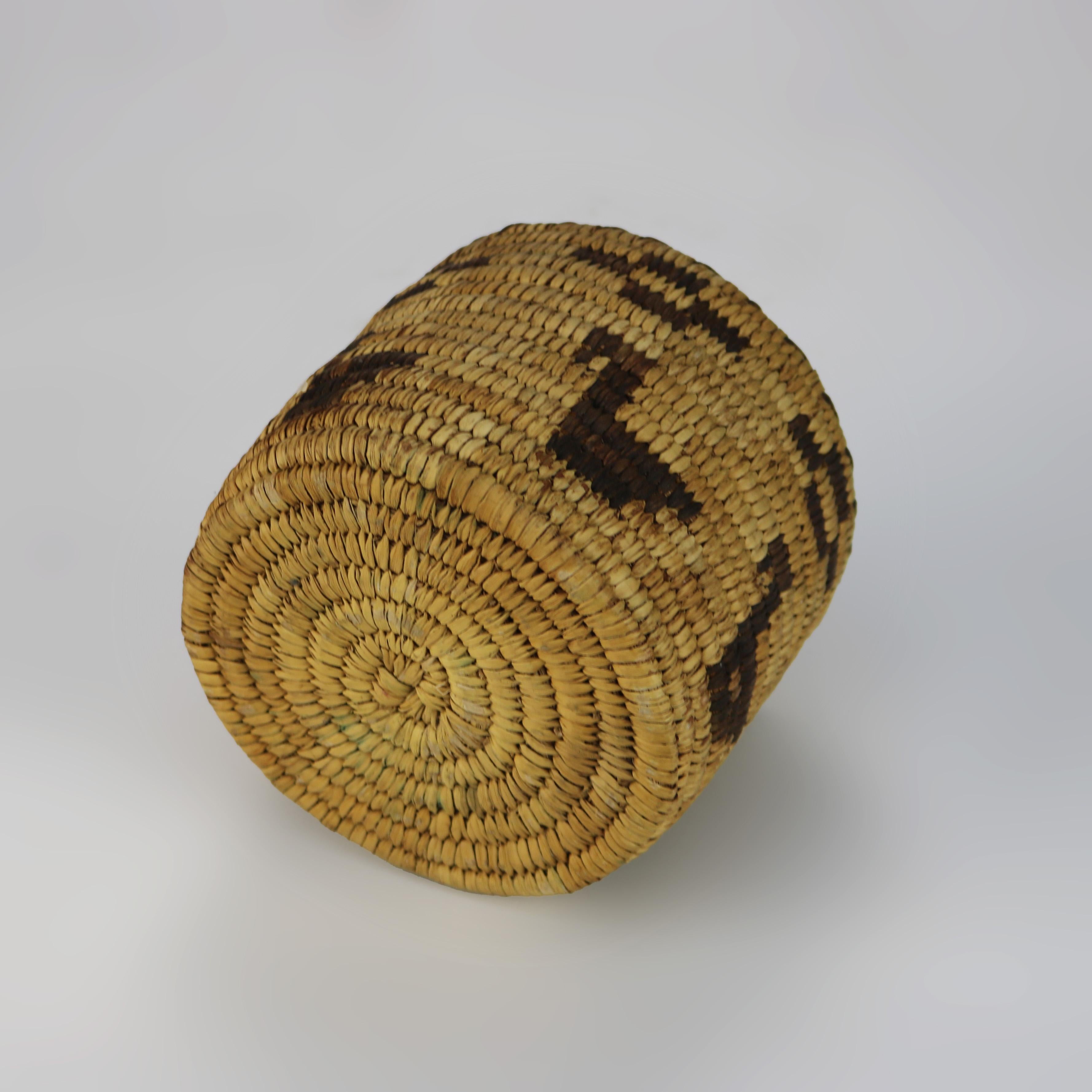 Roseau Panier en roseau tressé figuratif du sud-ouest de l'Amérique du Sud 20ème siècle en vente