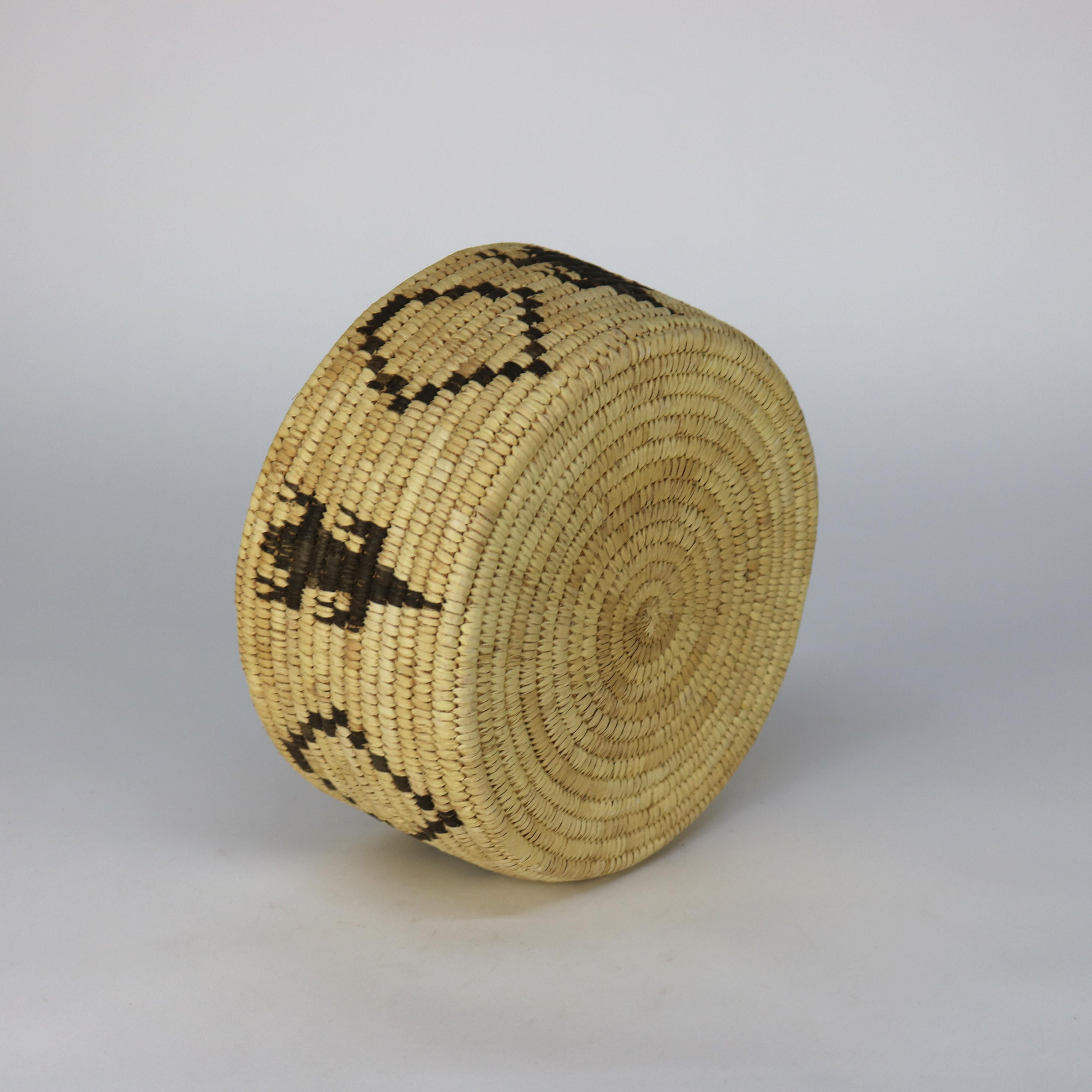 Américain Vintage Southwest Native American Figural Woven Reed Bowl 20thC en vente