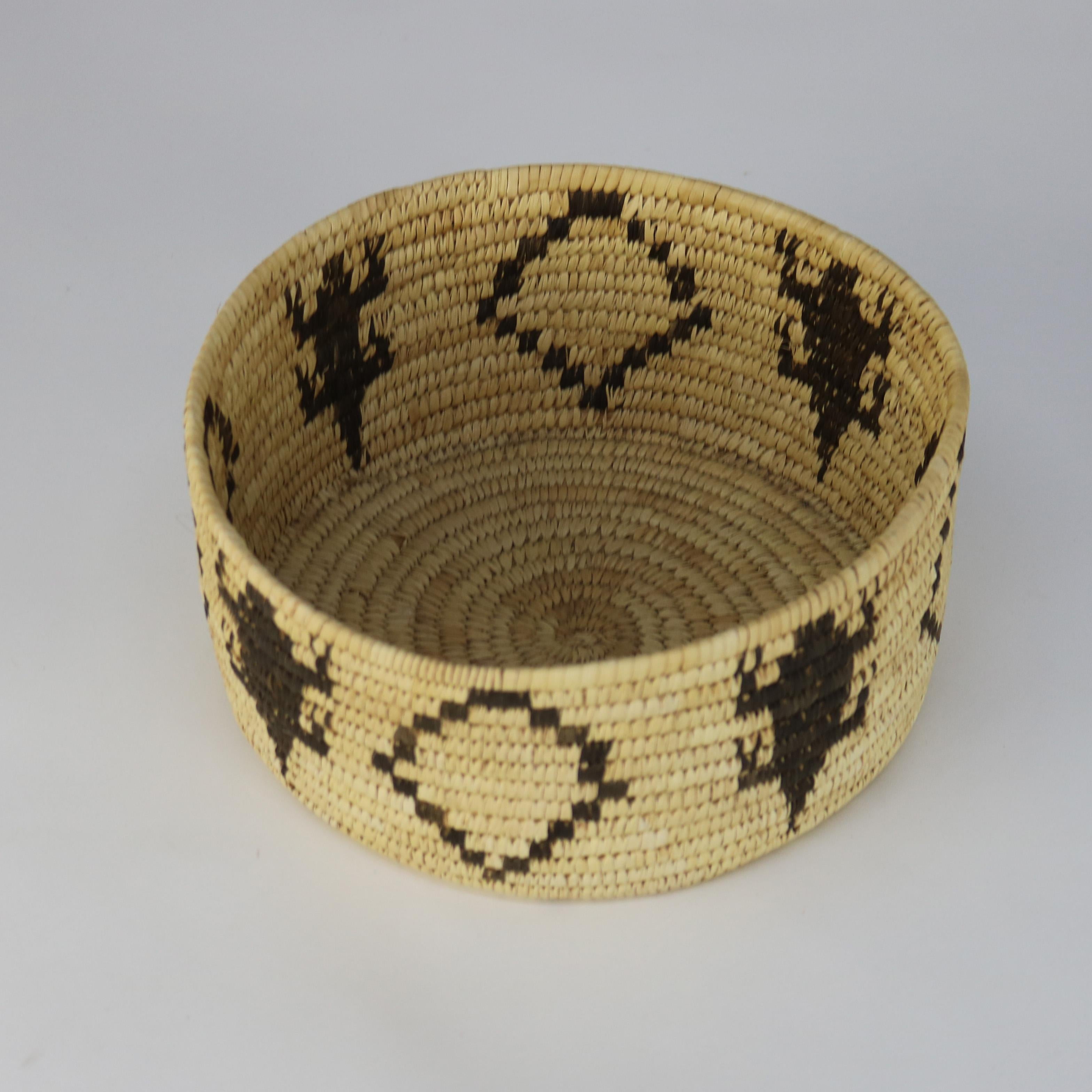Vintage Southwest Native American Figural Woven Reed Bowl 20thC Bon état - En vente à Big Flats, NY