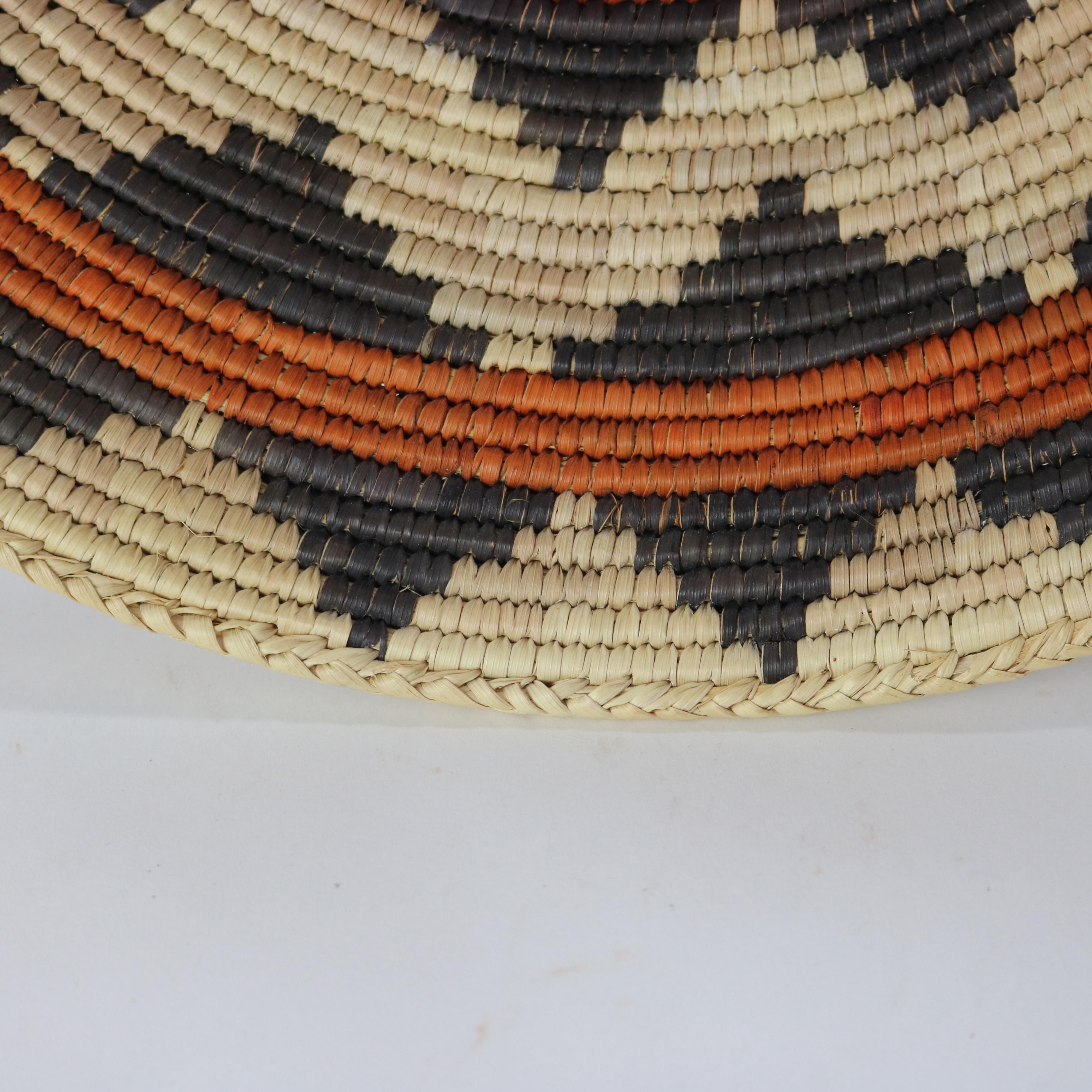 Roseau Panier en roseau tressé Vintage Southwest Native American 20thC en vente