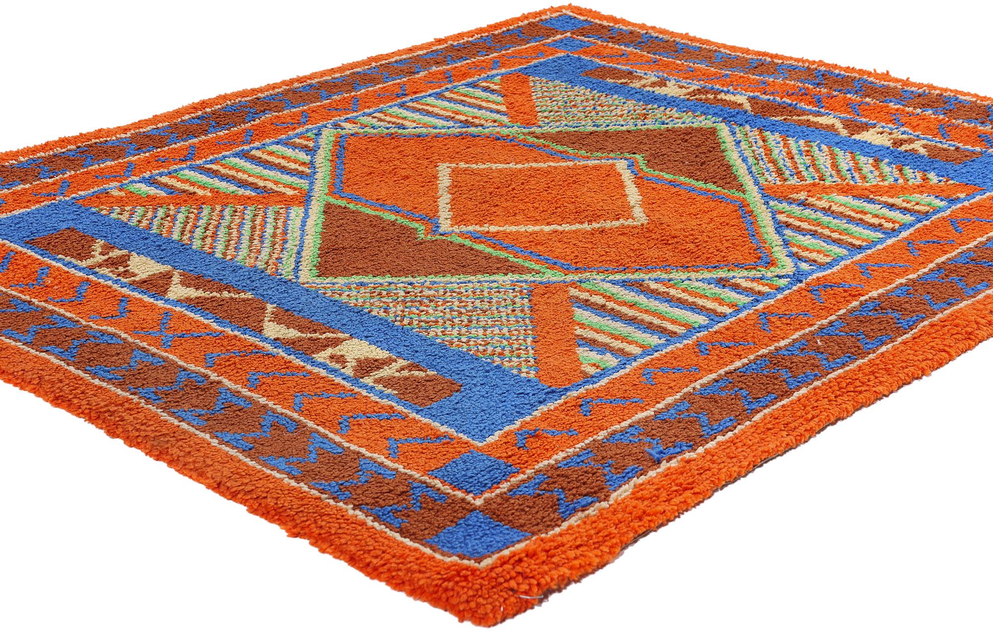 79015 Alfombra Enganchada Americana Vintage Southwest Sunrise, 04'03 x 05'02. Esta alfombra vintage Southwest Sunrise American hooked de la década de 1960 es un bello testimonio del movimiento artesanal moderno de mediados de siglo, en el que el