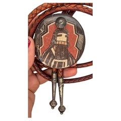 Bolo tie vintage in stile sud-occidentale con statuetta Pueblo intagliata e dipinta