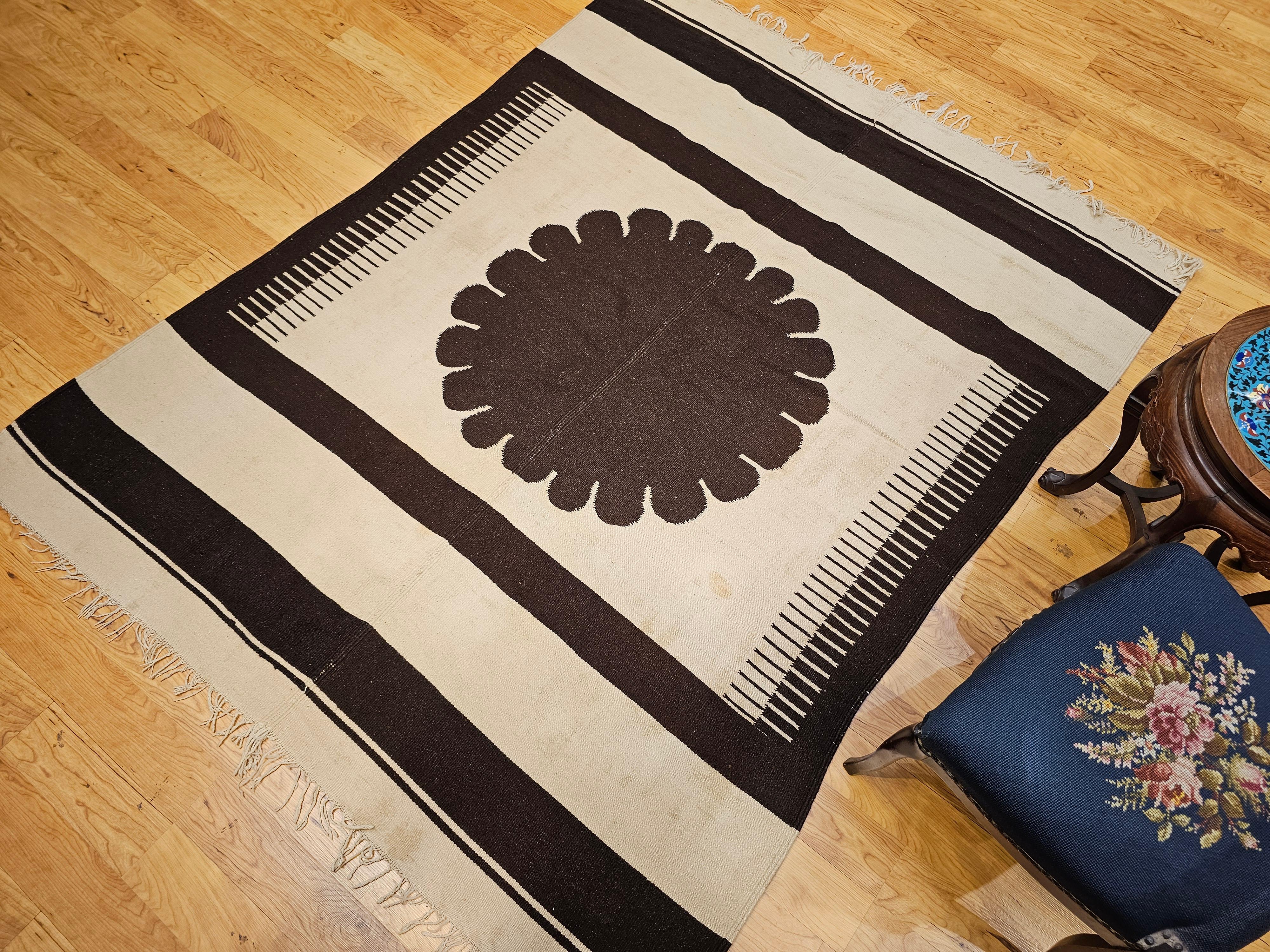 Vintage American Southwestern Flat Weave Kilim Rug in Ivory & Brown For Sale 5