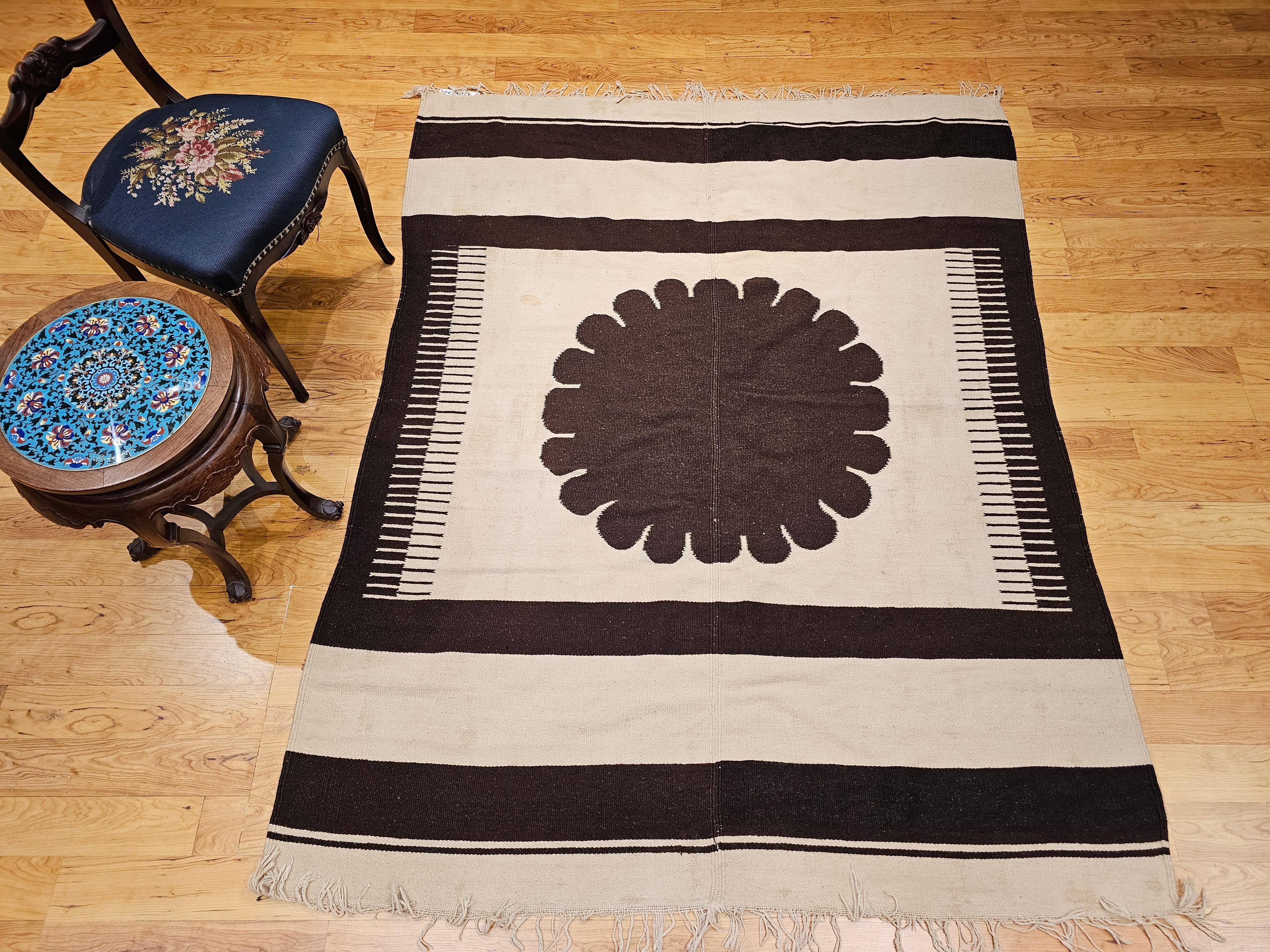 Vintage American Southwestern Flat Weave Kilim Rug in Ivory & Brown For Sale 7
