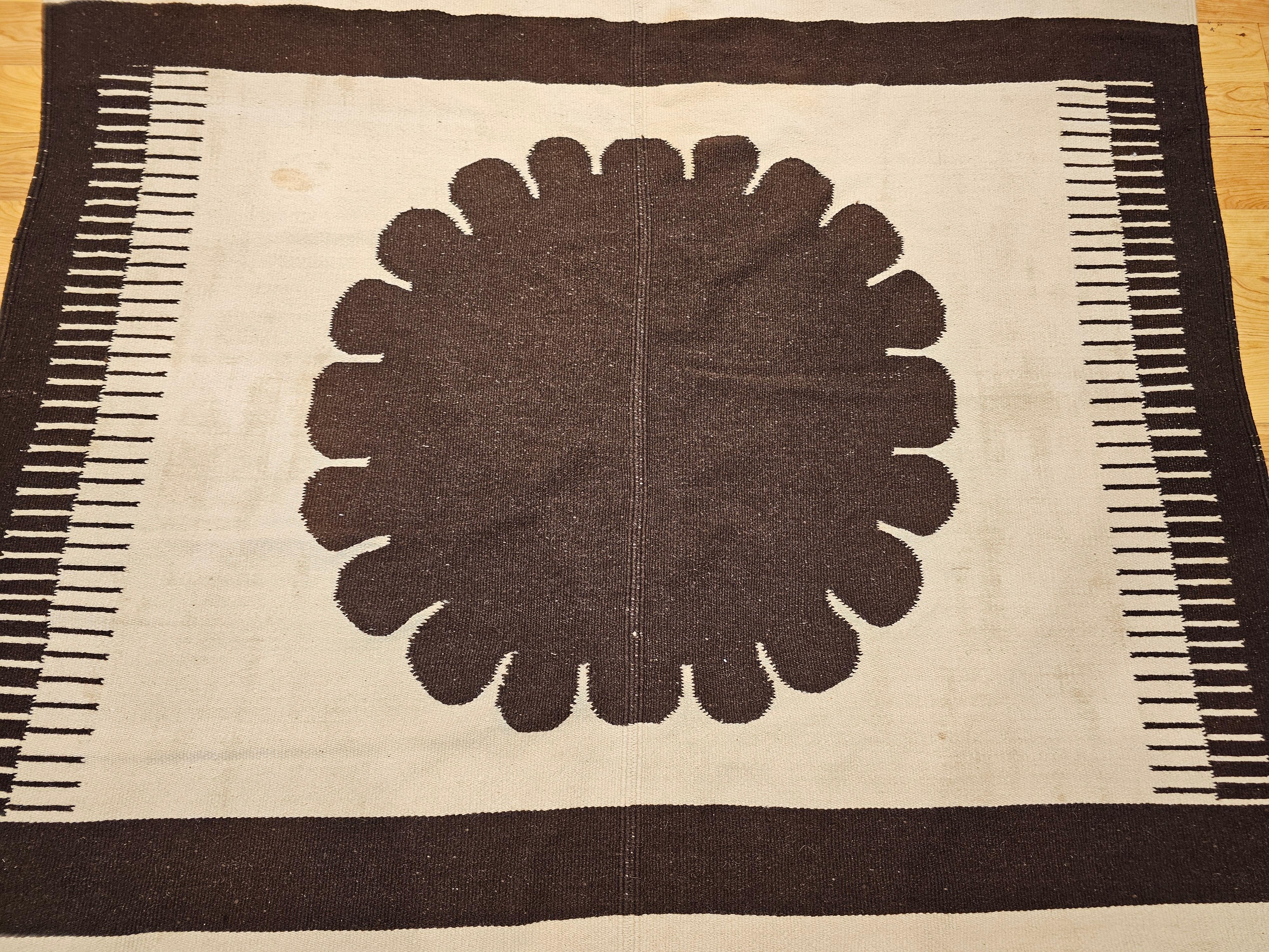 Vintage American Southwestern Flat Weave Kilim Rug in Ivory & Brown In Good Condition For Sale In Barrington, IL