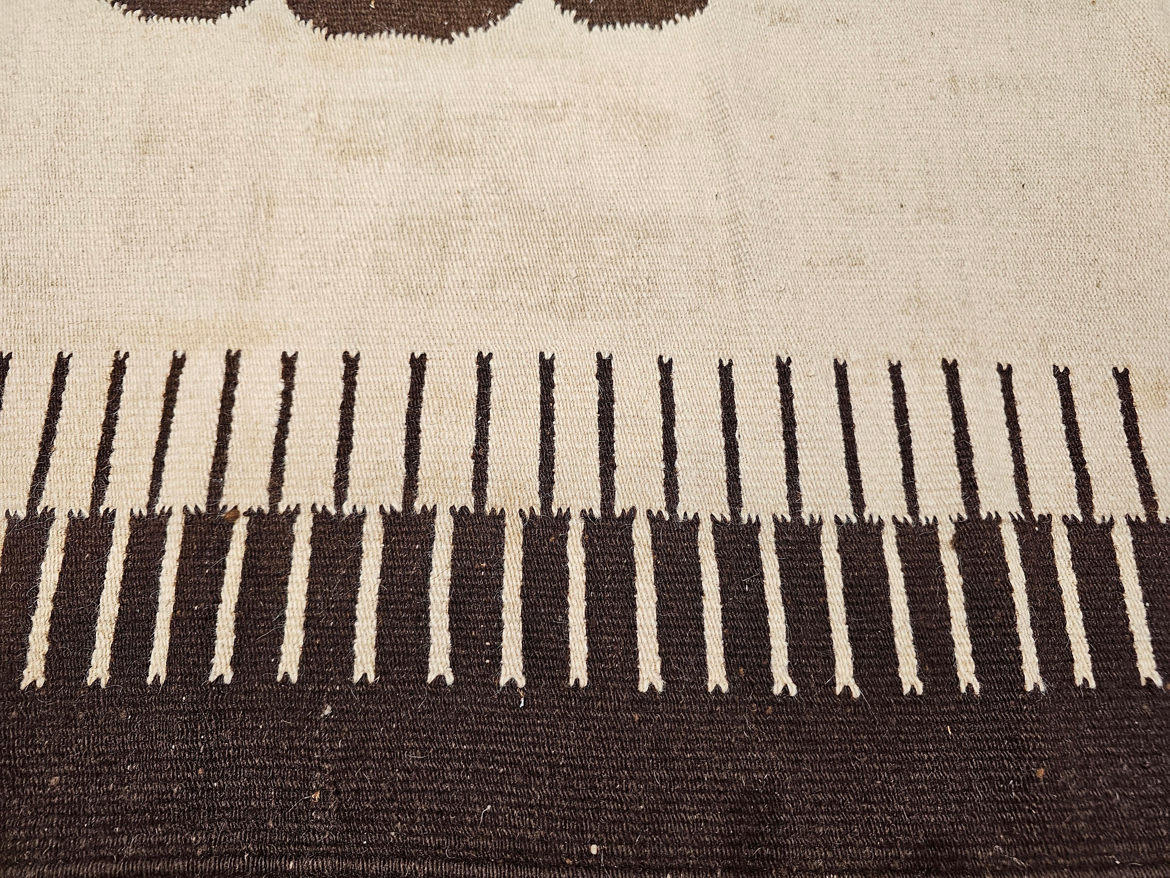 Wool Vintage American Southwestern Flat Weave Kilim Rug in Ivory & Brown For Sale
