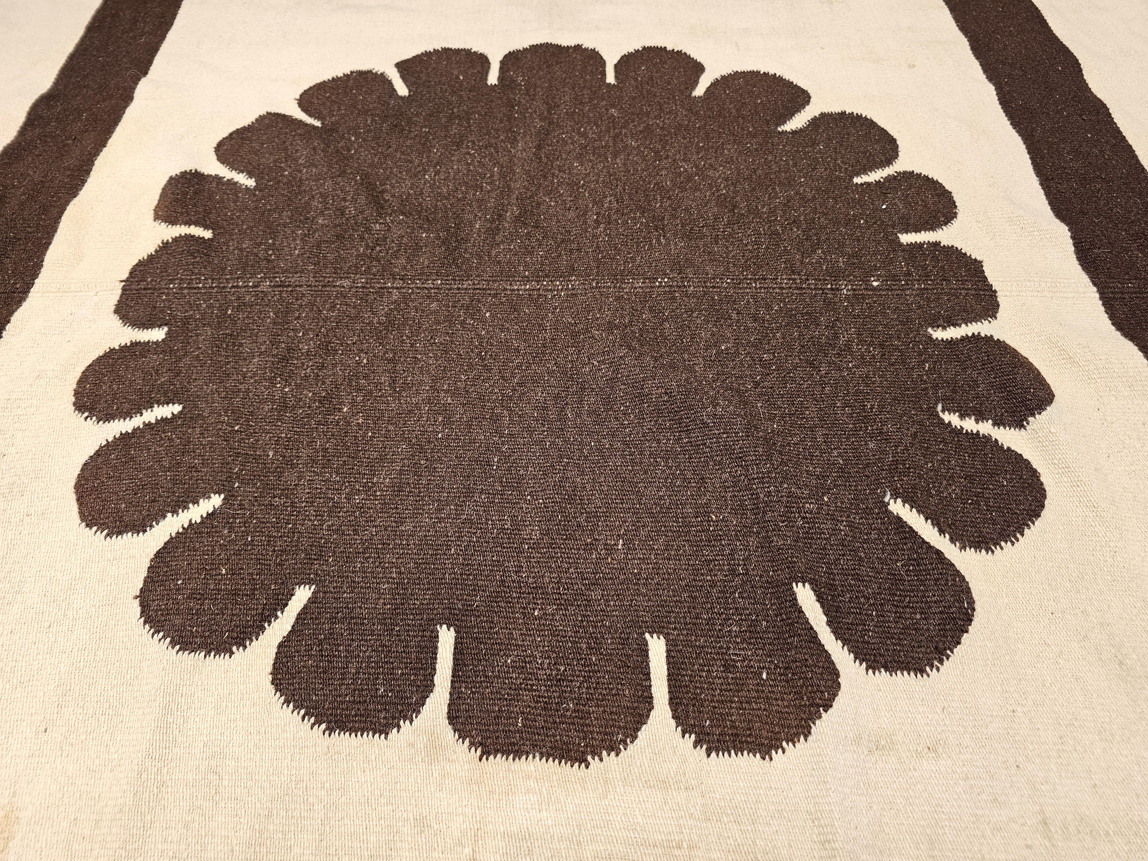 Vintage American Southwestern Flat Weave Kilim Rug in Ivory & Brown For Sale 1