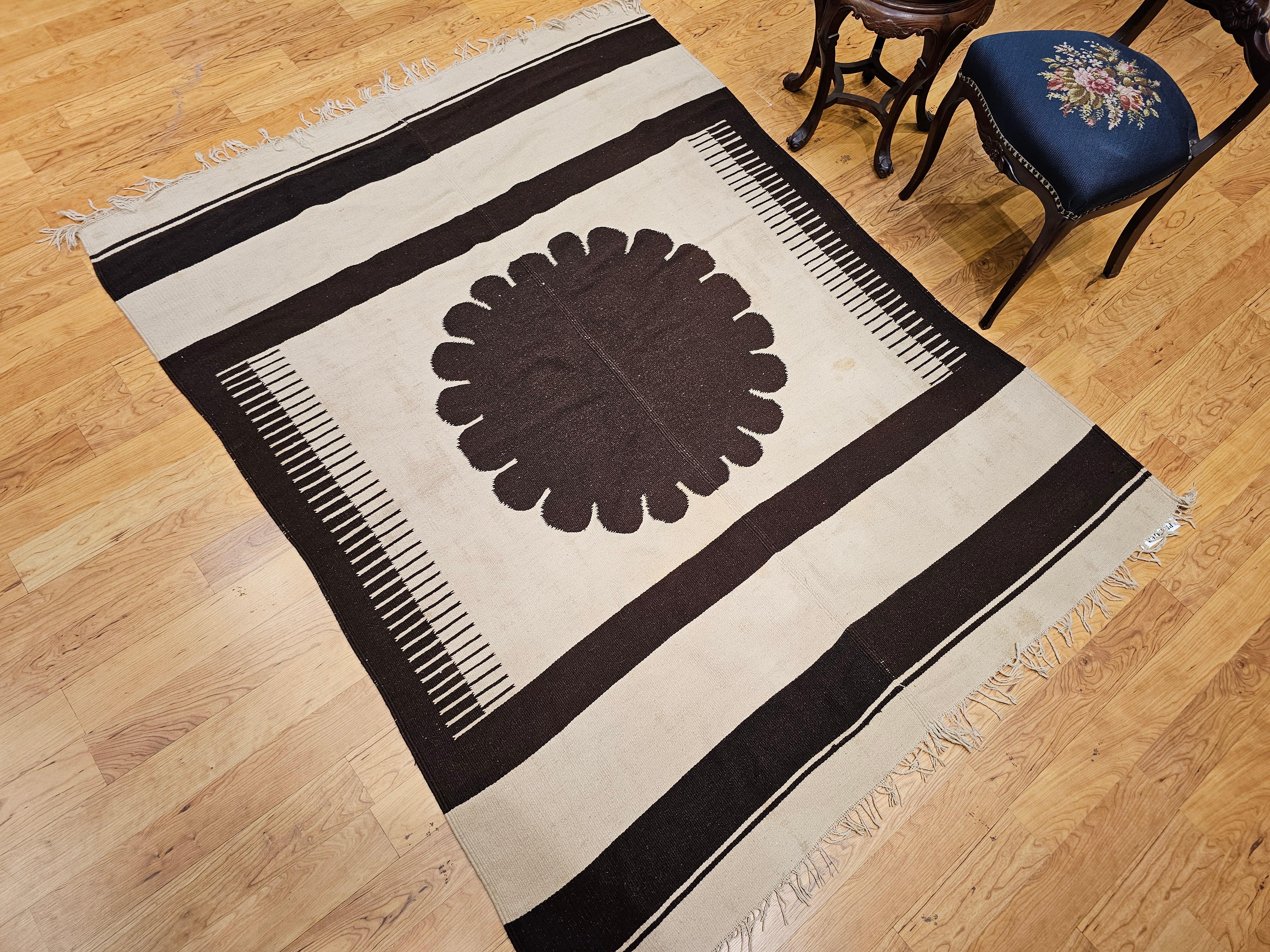 Vintage American Southwestern Flat Weave Kilim Rug in Ivory & Brown For Sale 3
