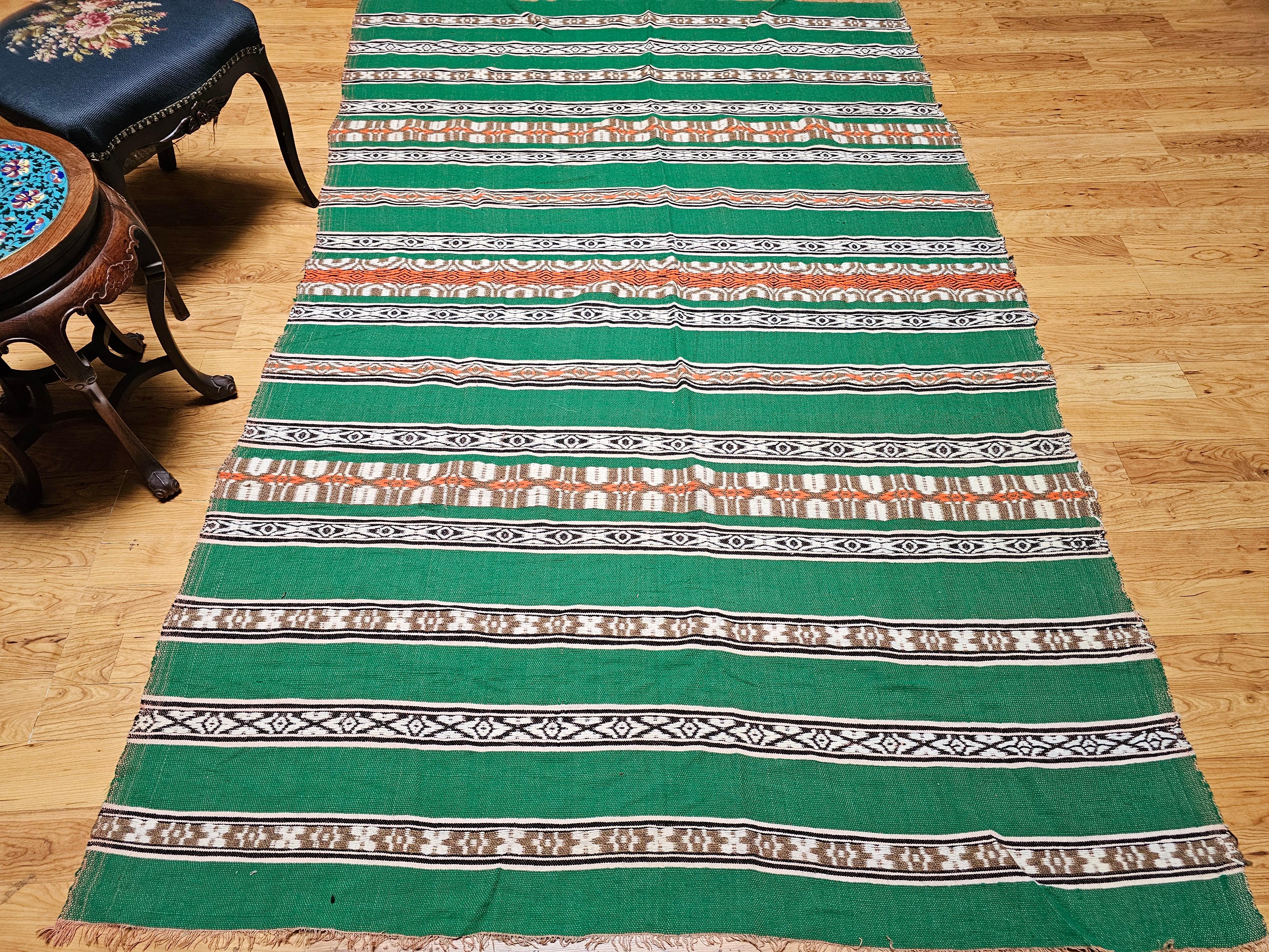 Manta vintage de tejido plano del suroeste en verde, marfil, marrón, naranja y negro en venta 8