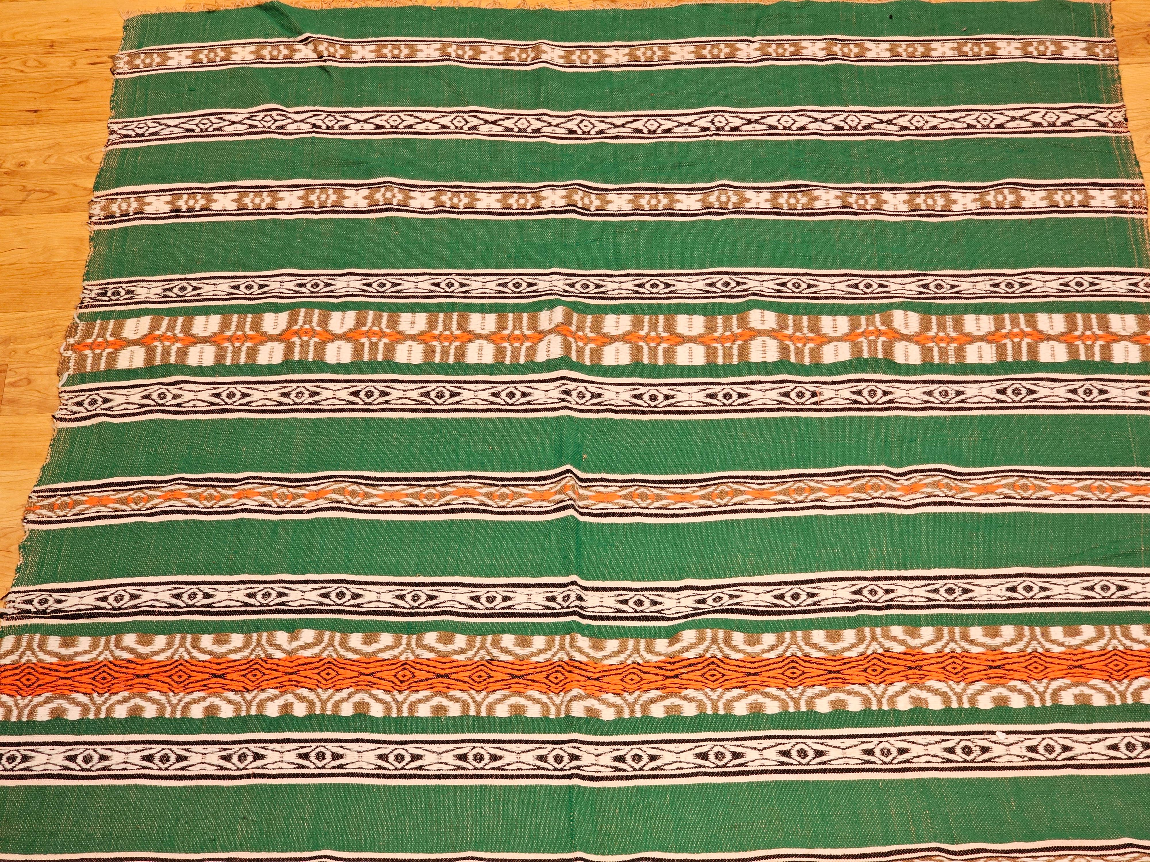Manta vintage de tejido plano del suroeste en verde, marfil, marrón, naranja y negro en Bueno estado para la venta en Barrington, IL