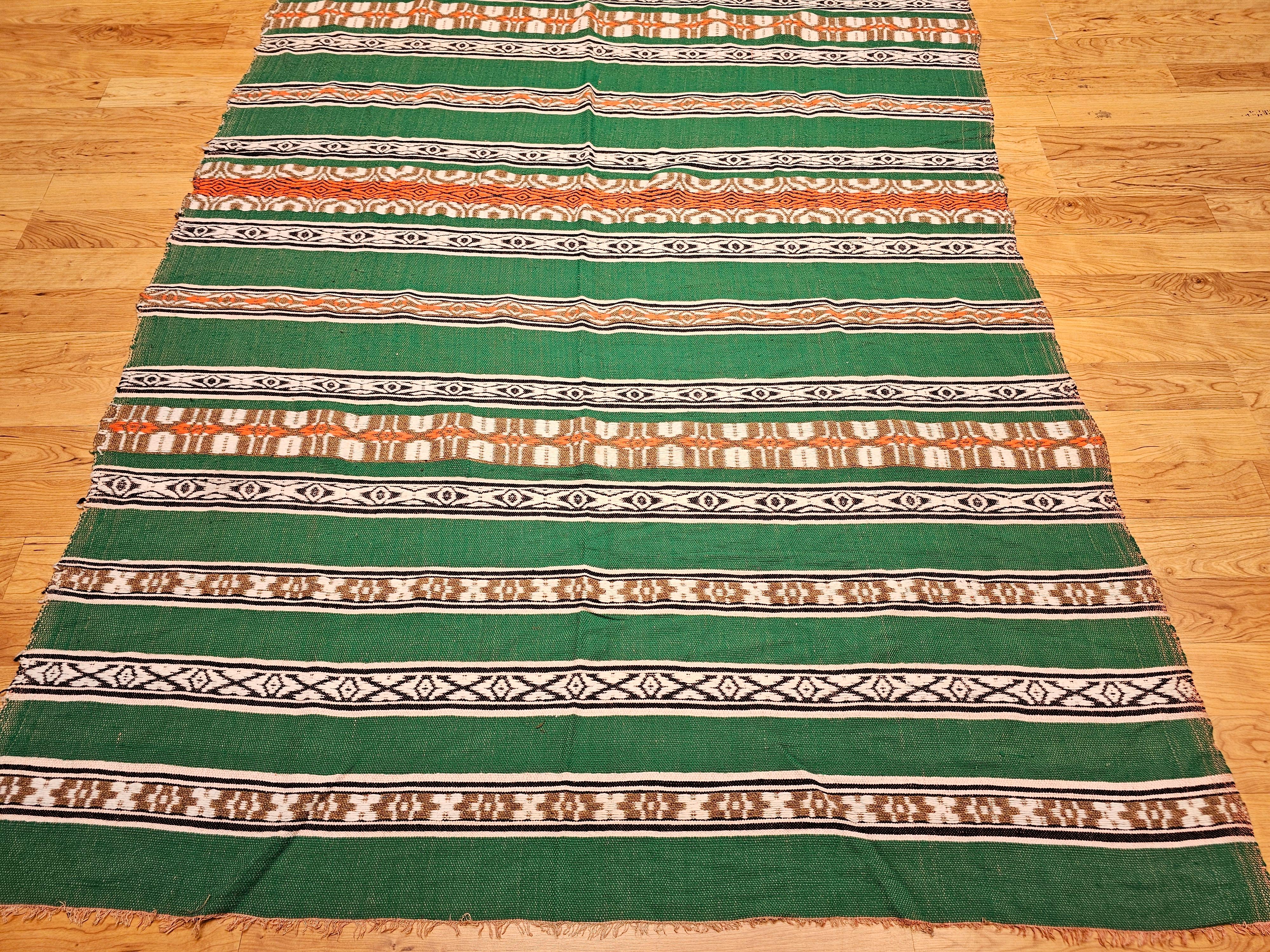 Manta vintage de tejido plano del suroeste en verde, marfil, marrón, naranja y negro siglo XX en venta