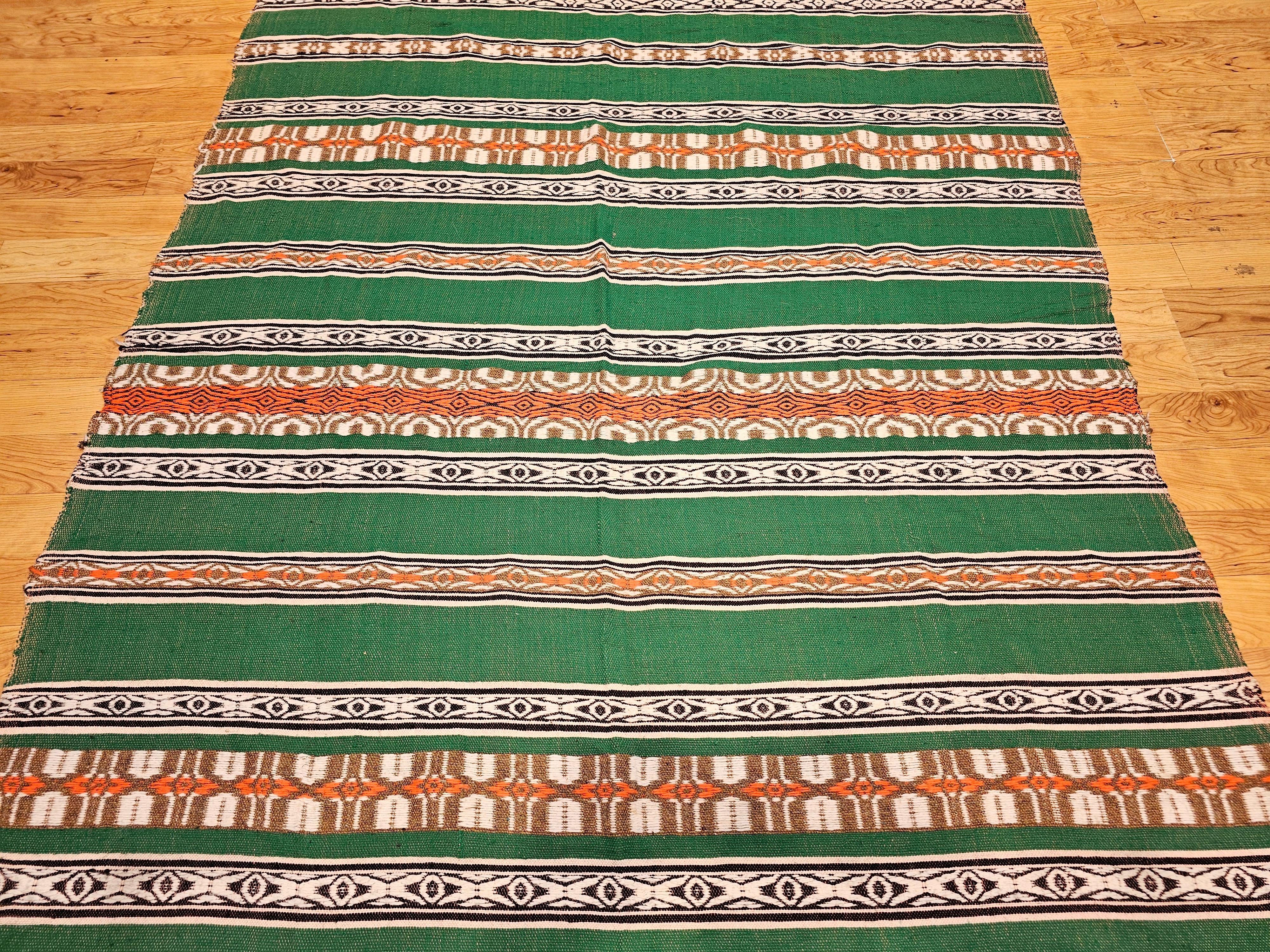 Manta vintage de tejido plano del suroeste en verde, marfil, marrón, naranja y negro Lana en venta