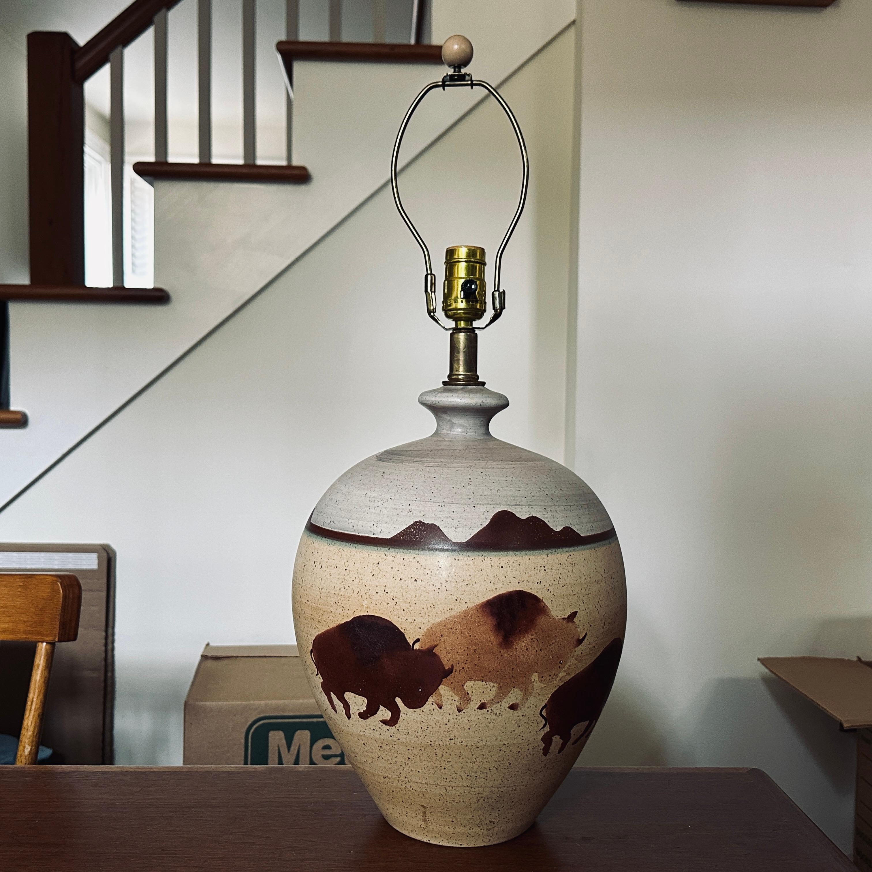 Lampe vintage en céramique de California Ceramic Designers Inc. représentant un paysage du Sud-Ouest sur le pourtour, avec trois bisons en train de s'ébattre joliment détaillés au centre de la face avant. 
10