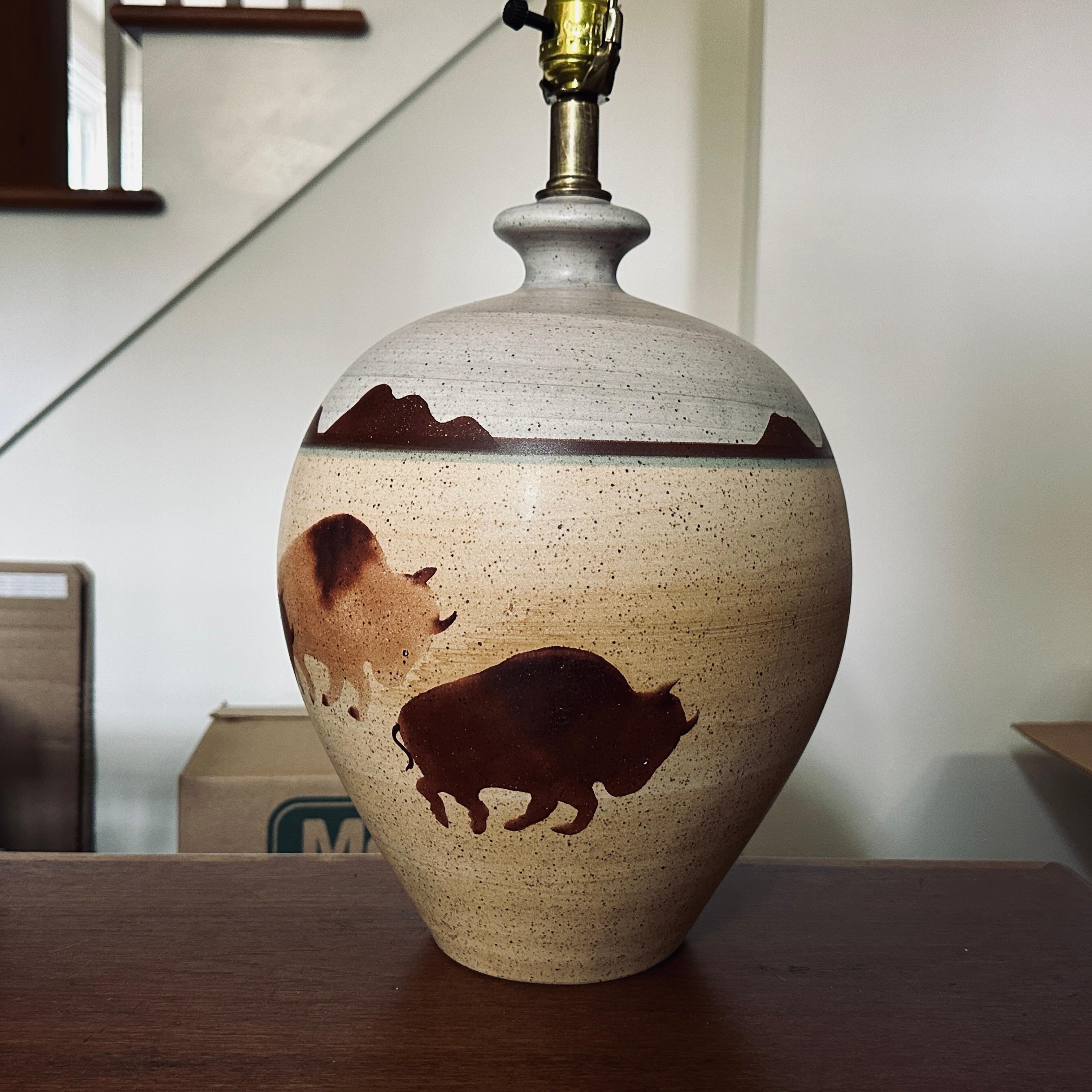Américain Lampe bison Western Landscape de California Ceramic Designers Inc. en vente