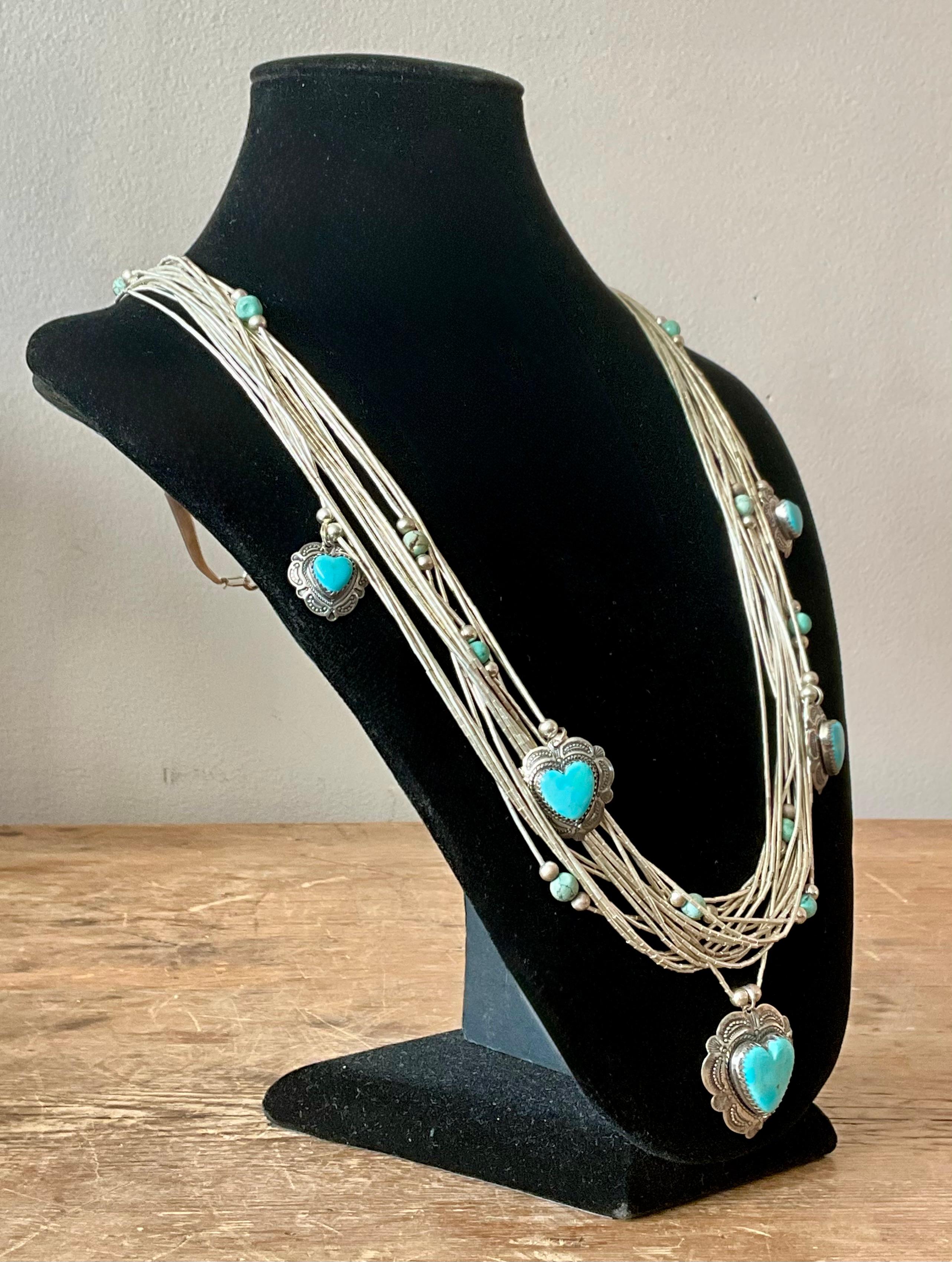 Taille cabochon Collier Vintage Southwestern multi-brins avec pendentifs en forme de coeur en turquoise en vente