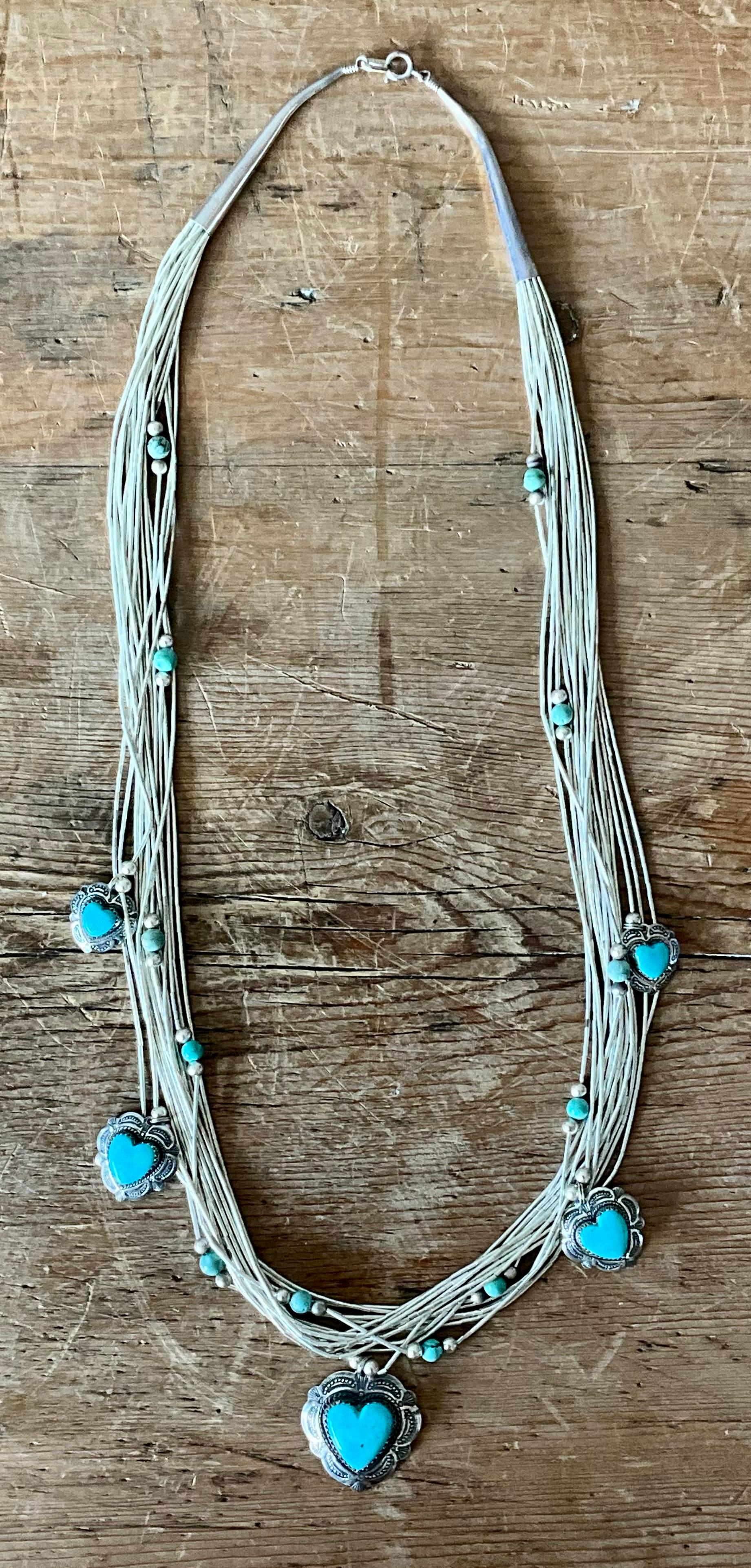 Collier Vintage Southwestern multi-brins avec pendentifs en forme de coeur en turquoise Bon état - En vente à West Palm Beach, FL