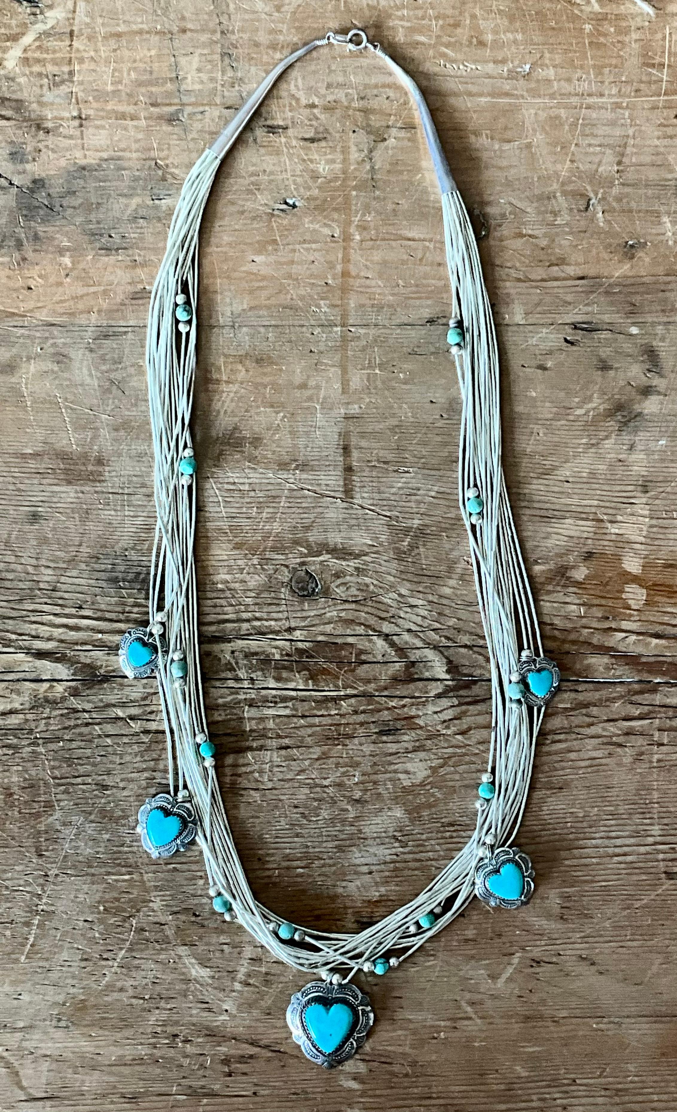 Collier Vintage Southwestern multi-brins avec pendentifs en forme de coeur en turquoise Unisexe en vente