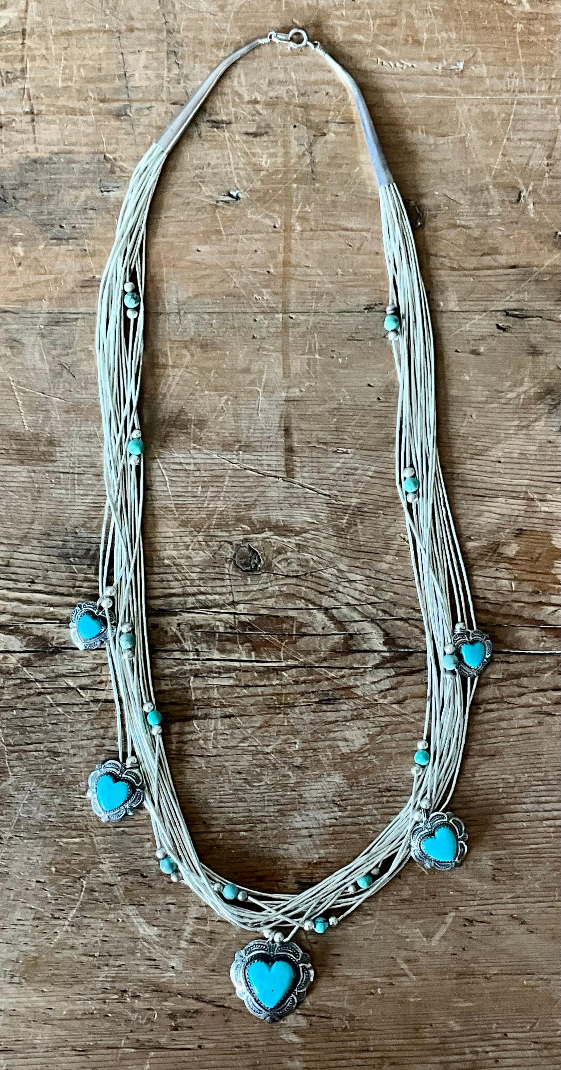 Collier Vintage Southwestern multi-brins avec pendentifs en forme de coeur en turquoise en vente 1