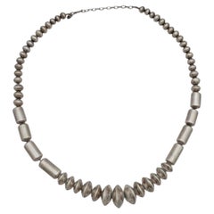 Collar vintage del suroeste de Estados Unidos con cuentas de plata de diferentes tamaños